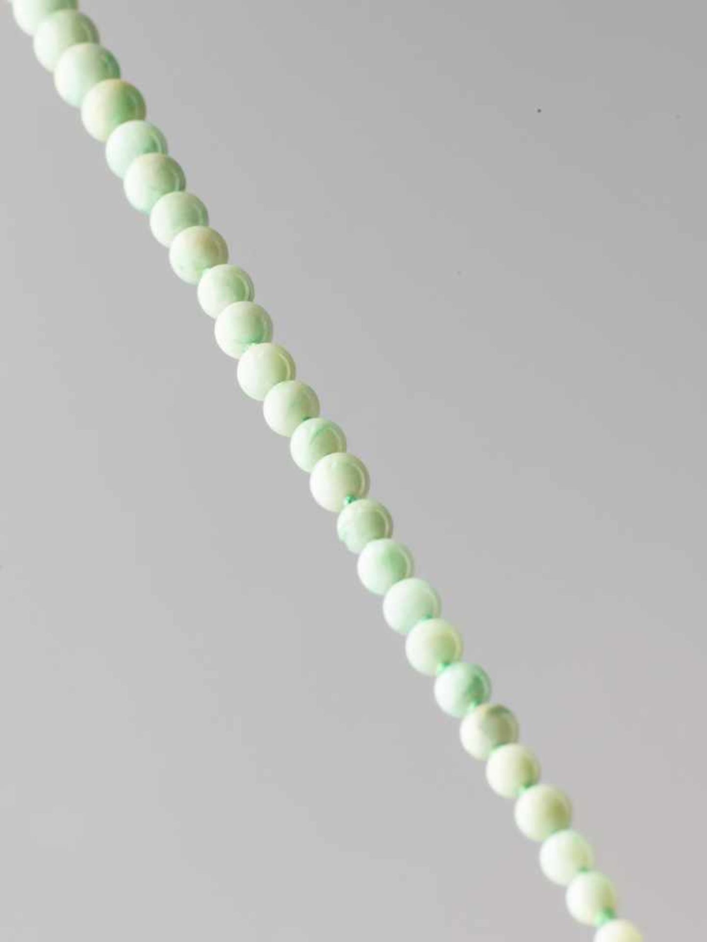 A MINT GREEN JADEITE NECKLACE, 82 BEADS, QING DYNASTYNatural, predominantly mint color, with few - Bild 4 aus 4