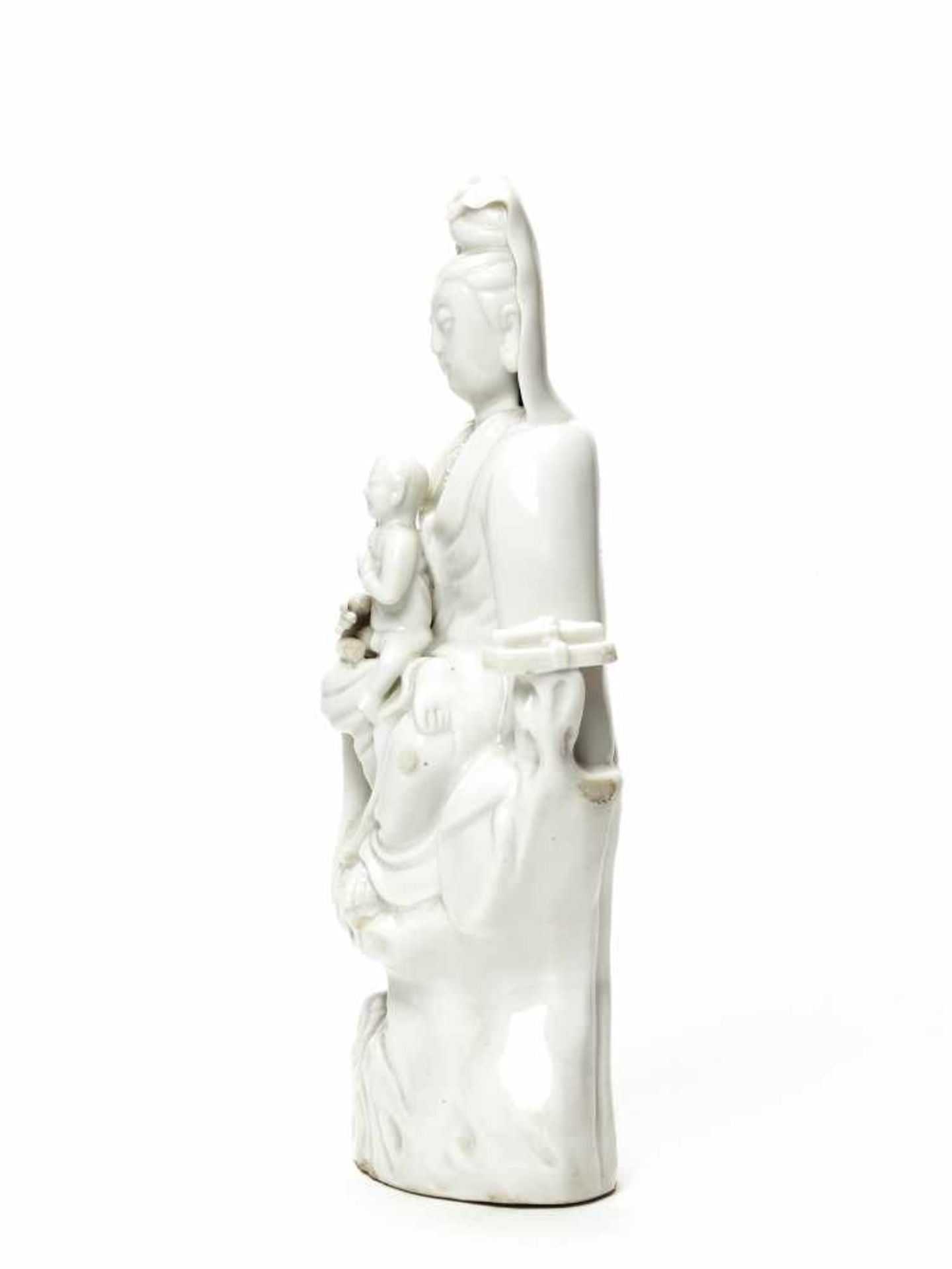 CHILDBEARING GUANYINBlanc-de-Chine porcelainChina, late QingThe Buddhist bodhisattva - Bild 2 aus 4