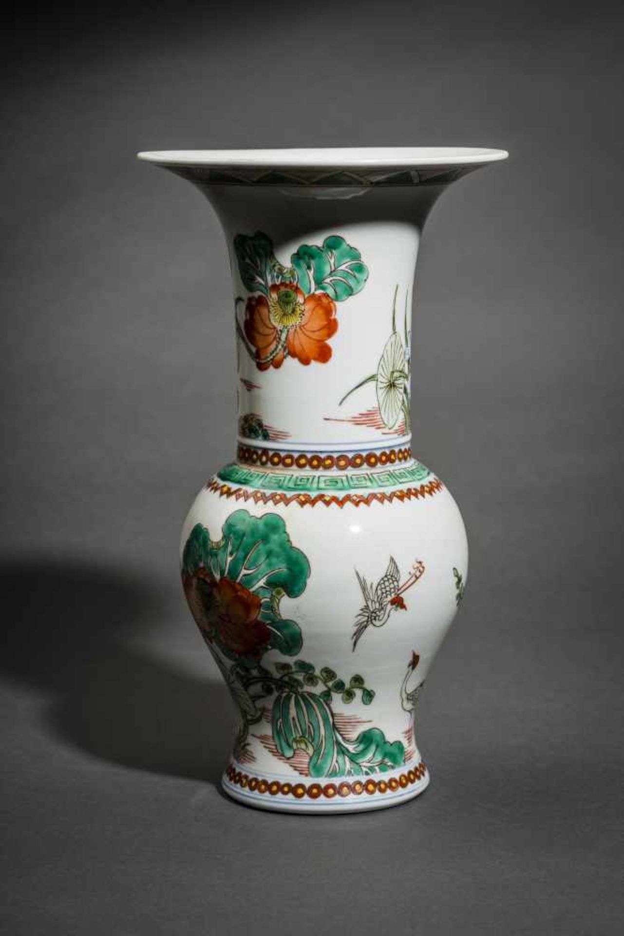 VASE WITH LOTUS AND SMALL CRANESPorcelain with enamel pain China Baluster-shaped with particularly - Bild 2 aus 5