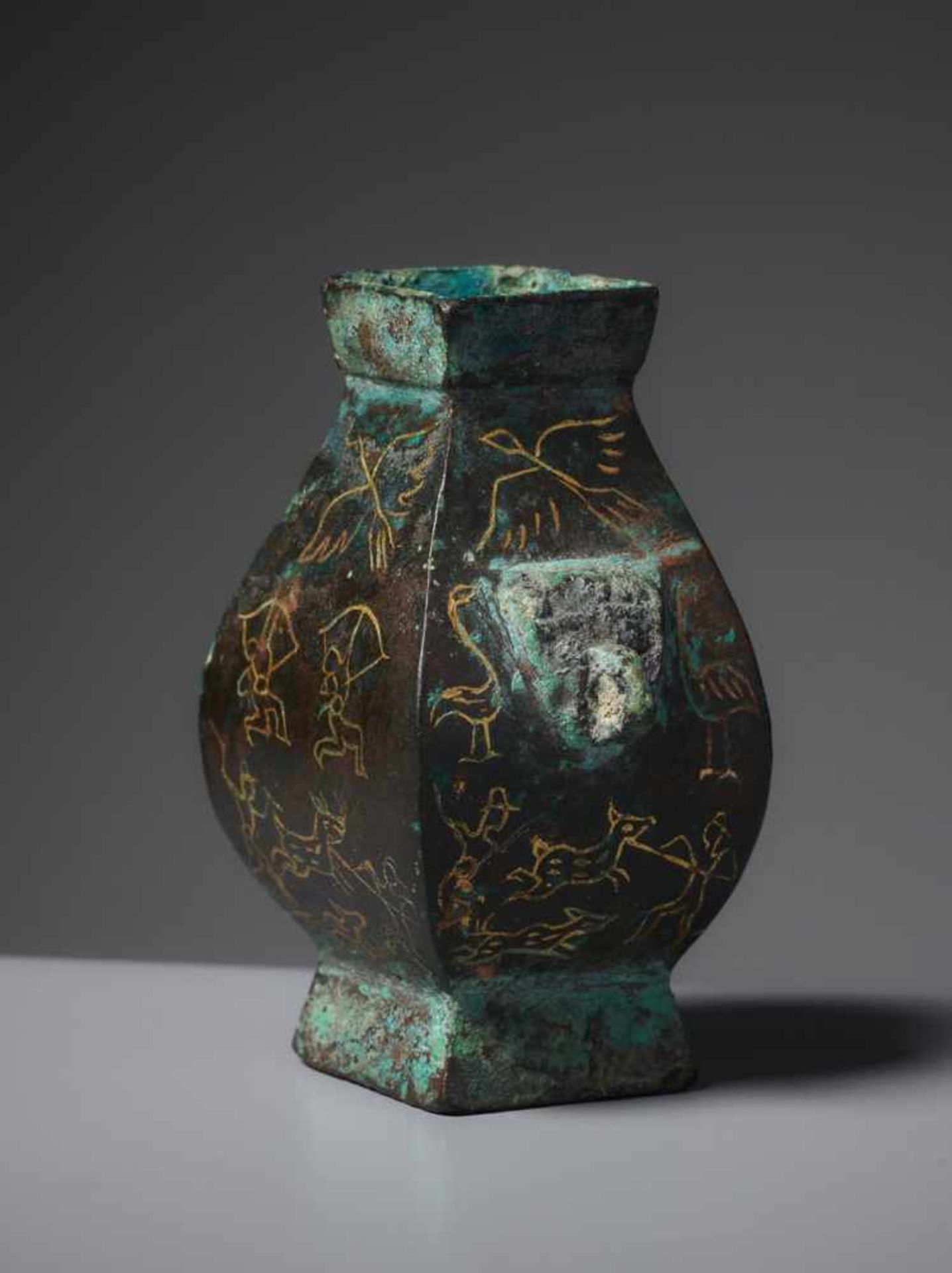 VESSEL FANGHUBronze and GoldChina, Han dynasty (pre-206 - 220)An extremely rare, small, archaic - Bild 3 aus 6