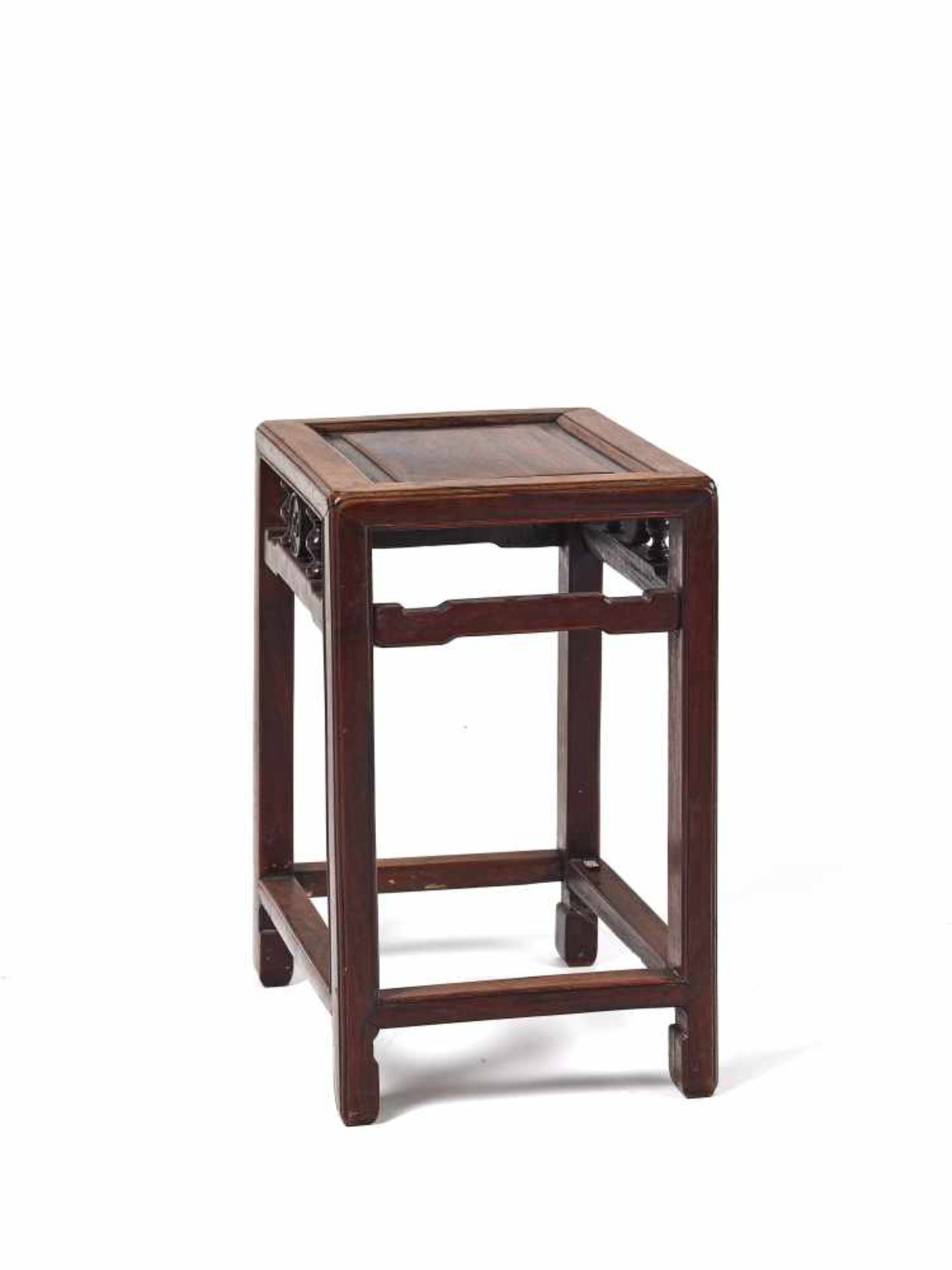 A CHINESE HARDWOOD SIDE TABLE, LATE QING DYNASTYHardwood, possibly Hongmu, with fine openwork - Bild 3 aus 4