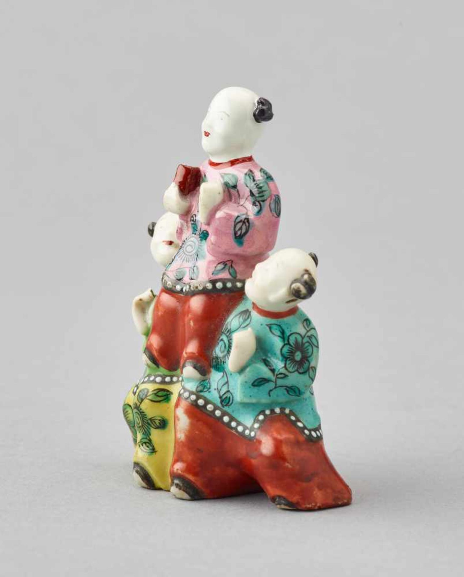 A DELICATE FAMILLE ROSE PORCELAIN GROUP OF CHILDREN, QING DYNASTYPorcelain with overglaze enamels - Bild 4 aus 6