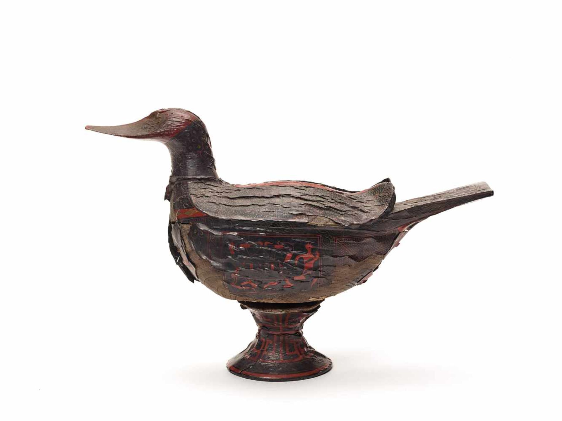 AN EXTREMELY RARE HAN DYNASTY LACQUER DUCK ON MATCHING STANDThe carved wooden bird with original - Image 3 of 4