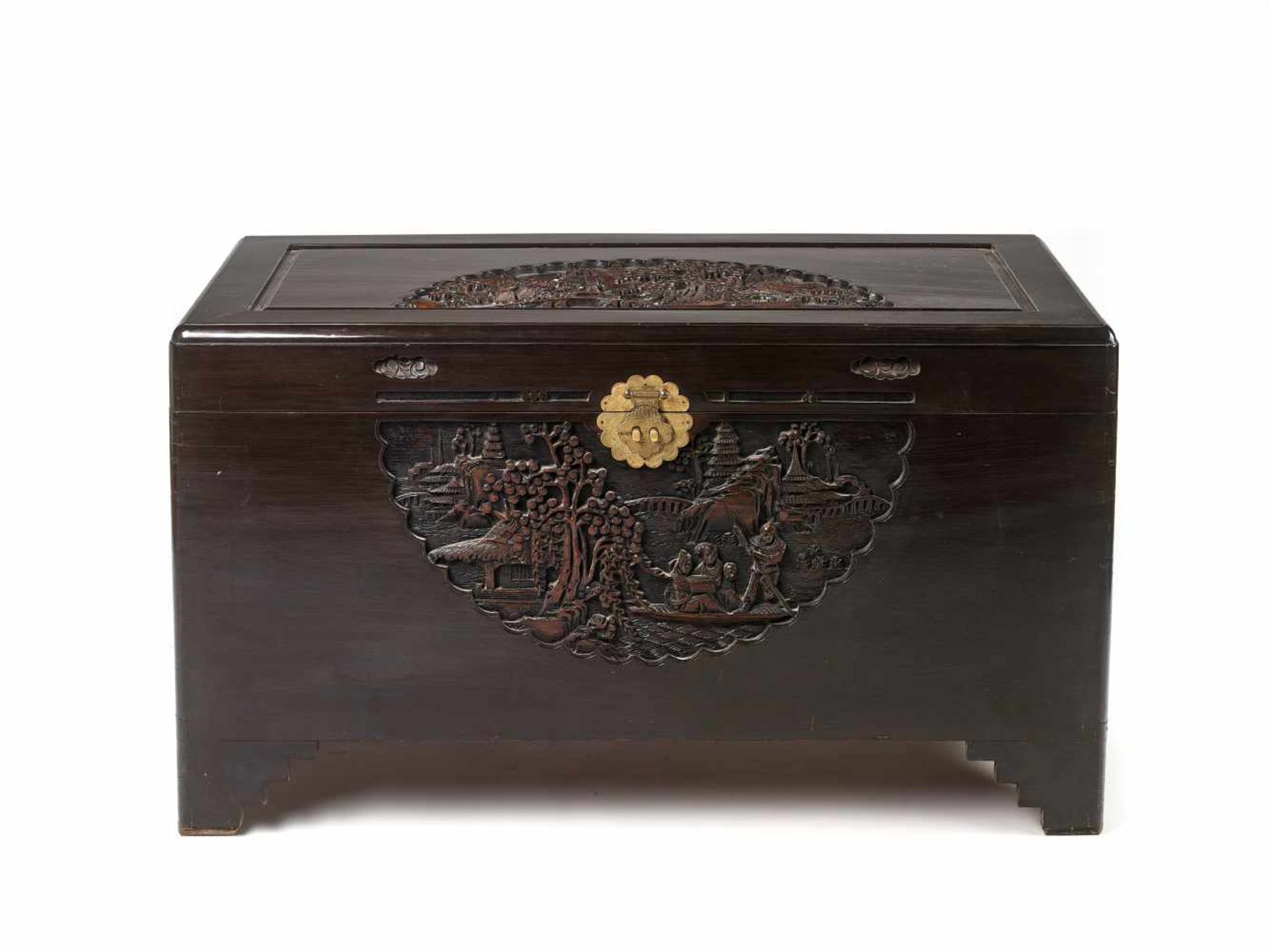 A LARGE CHINESE HARDWOOD CHEST, LATE QING DYNASTY – REPUBLIC PERIODCarved from solid hardwood, - Bild 2 aus 5