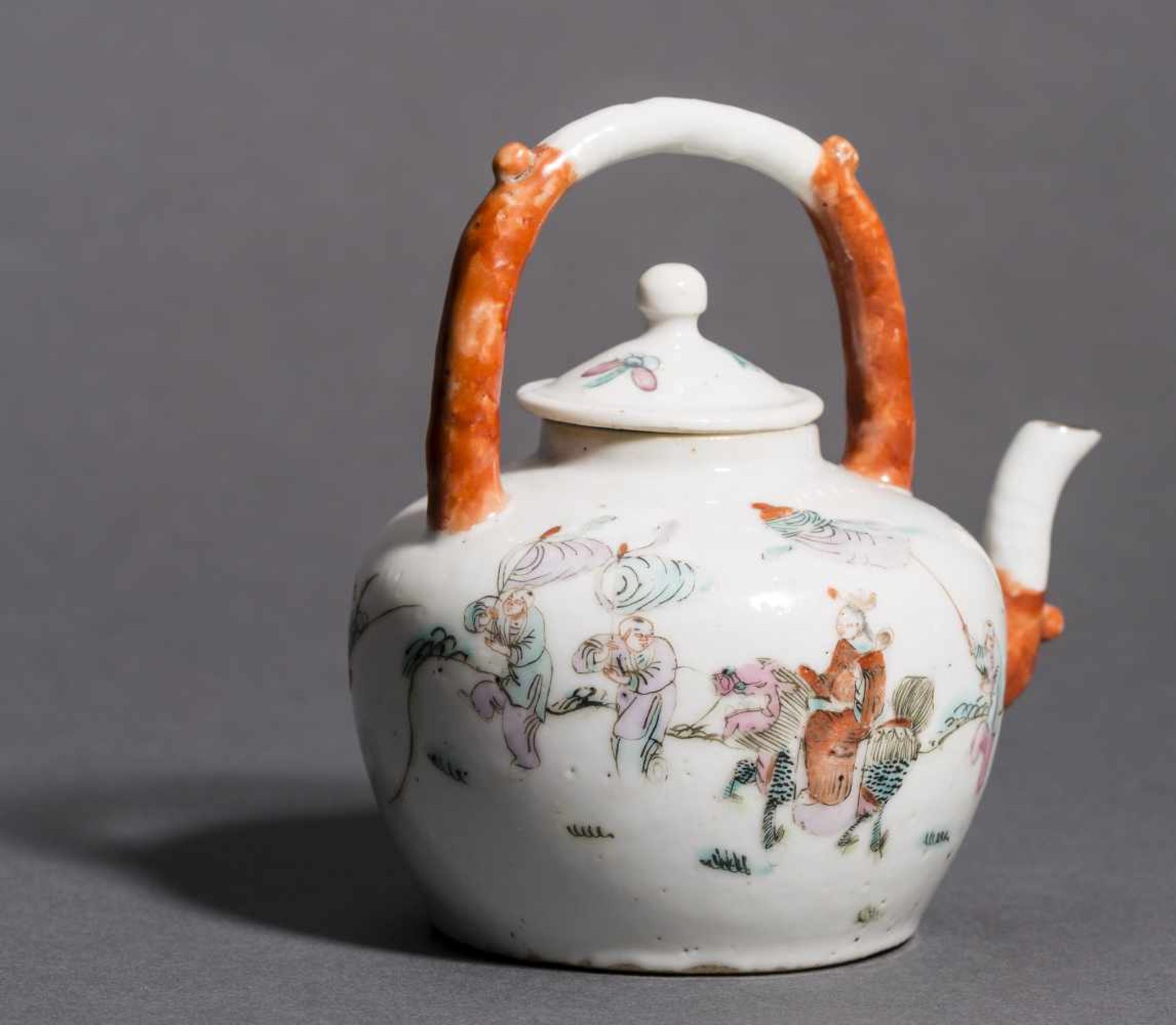 A SMALL PORCELAIN POT WITH LADIES, SERVANTS AND BOYSPorcelain and enamel colorsChina, Qing - Bild 3 aus 6