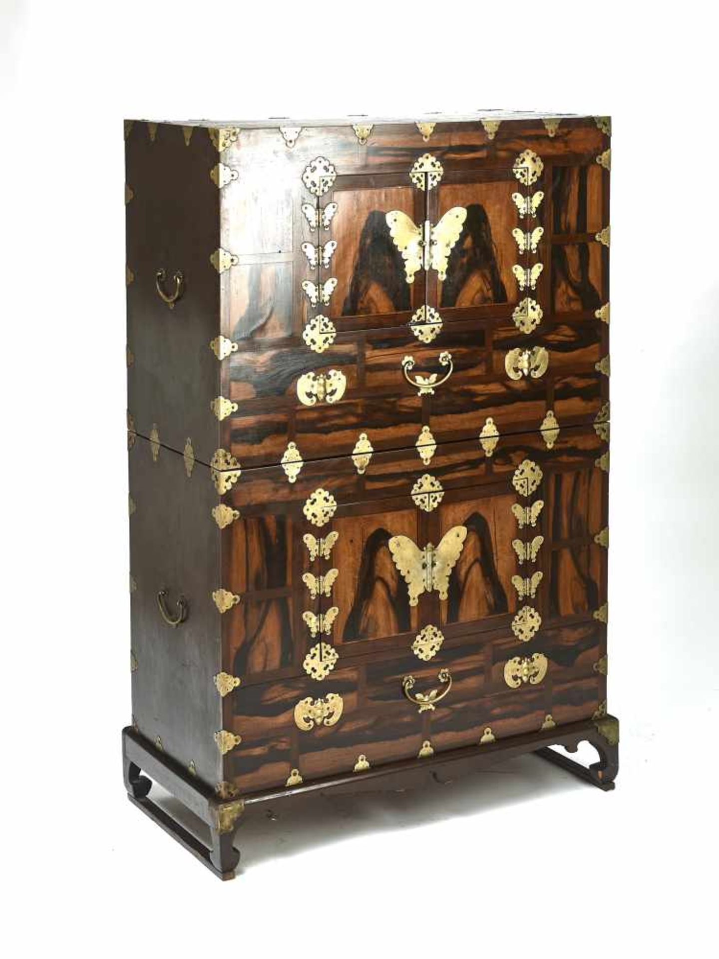 A KOREAN PORTABLE ‘DOUBLE’ CABINET, 19th CENTURYSolid wood with good patina and fully original brass - Bild 2 aus 6