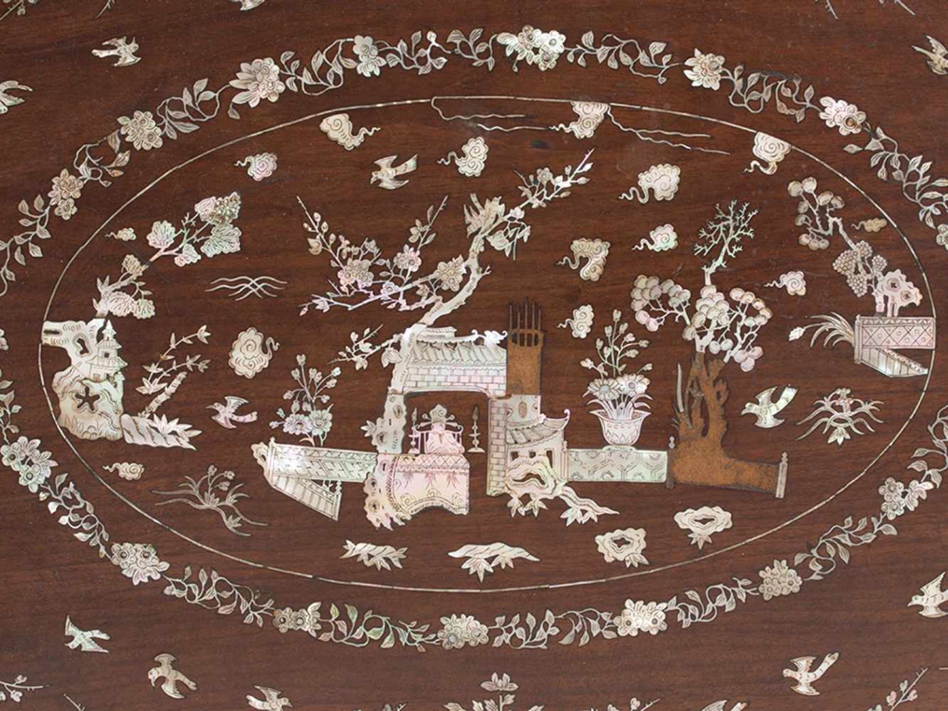 LARGE, OVAL WOODEN TRAY WITH MOTHEROF PEARL INLAYSWood, mother of pearl inlays China, 19th/early - Bild 3 aus 4