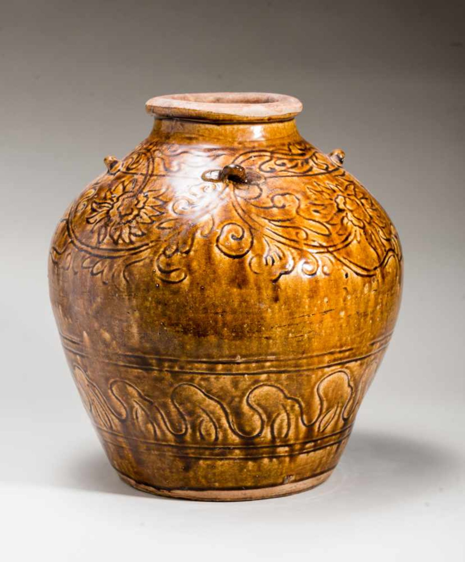 AN OVOID GLAZED CERAMIC VASEGlazed ceramicChina, Qing dynasty (1644-1912)Ovoid form with a flat - Bild 3 aus 5