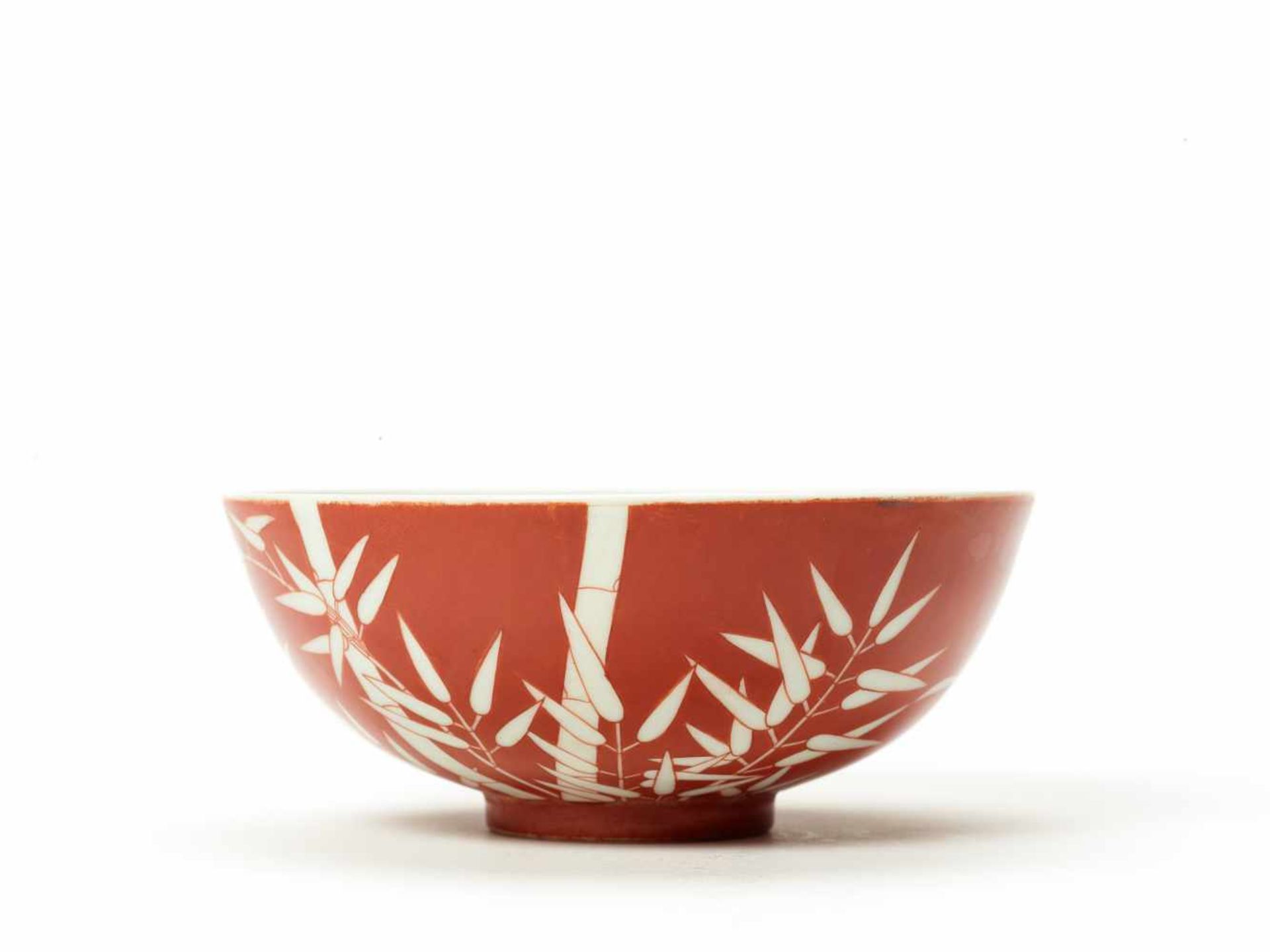 A CORAL-RED PAINTED PORCELAIN BOWL WITH BAMBOO DECORATIONPorcelainChina, Qing dynastyThe fine and - Bild 3 aus 4