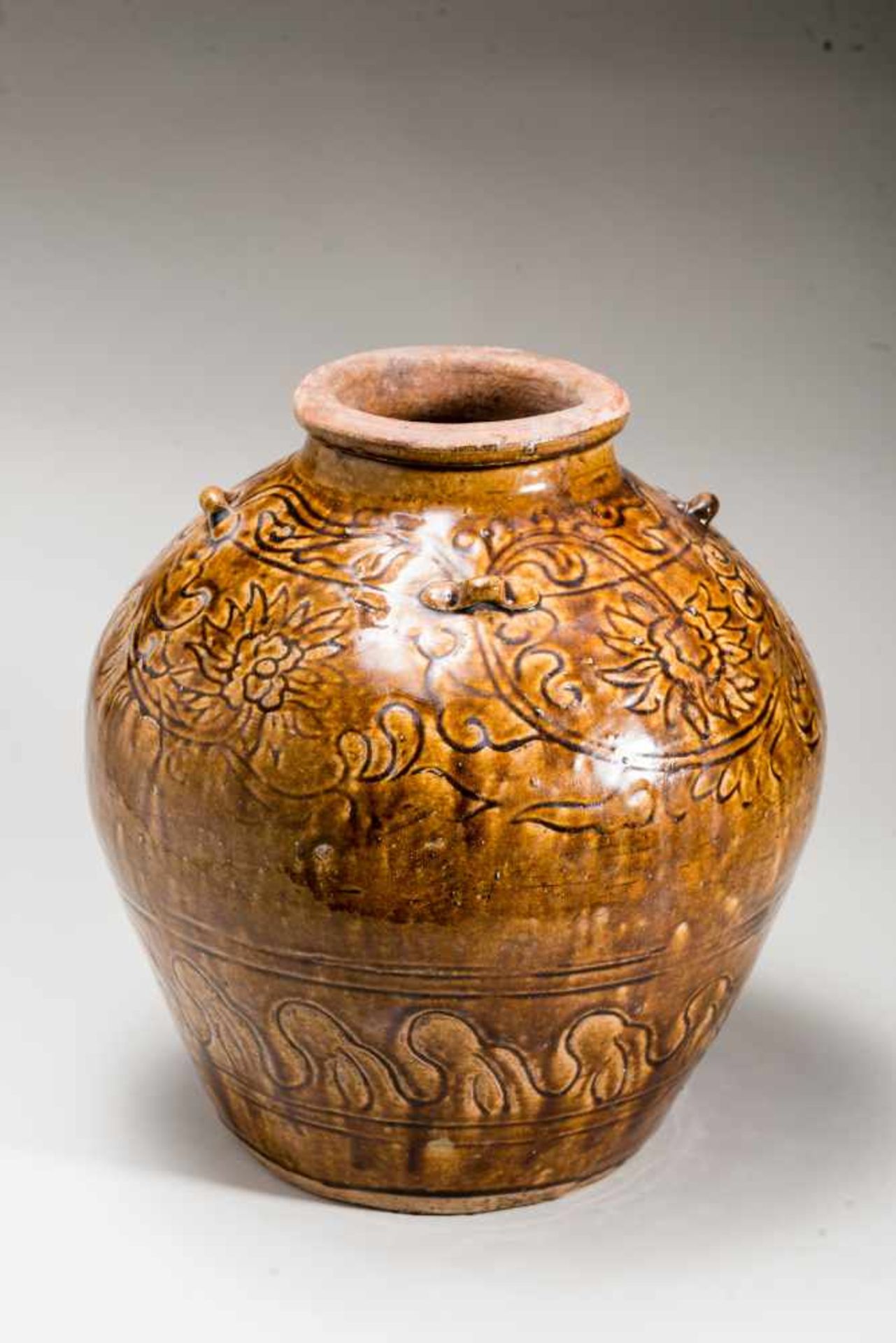 AN OVOID GLAZED CERAMIC VASEGlazed ceramicChina, Qing dynasty (1644-1912)Ovoid form with a flat - Bild 2 aus 5