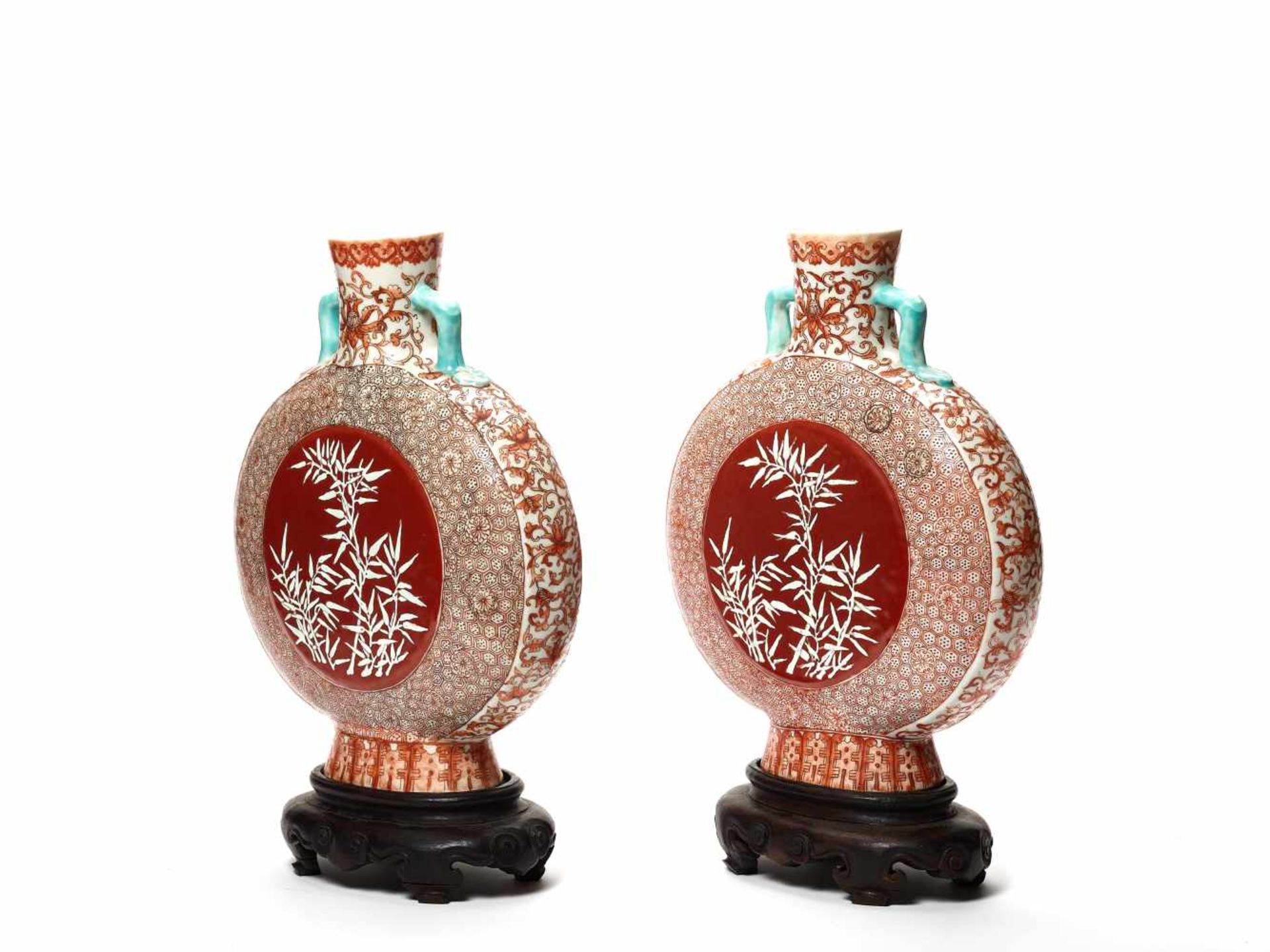 A PAIR OF ‘BAMBOO’ MOONFLASK VASESPainted in iron red above the glaze, the bamboo in white - Bild 3 aus 4