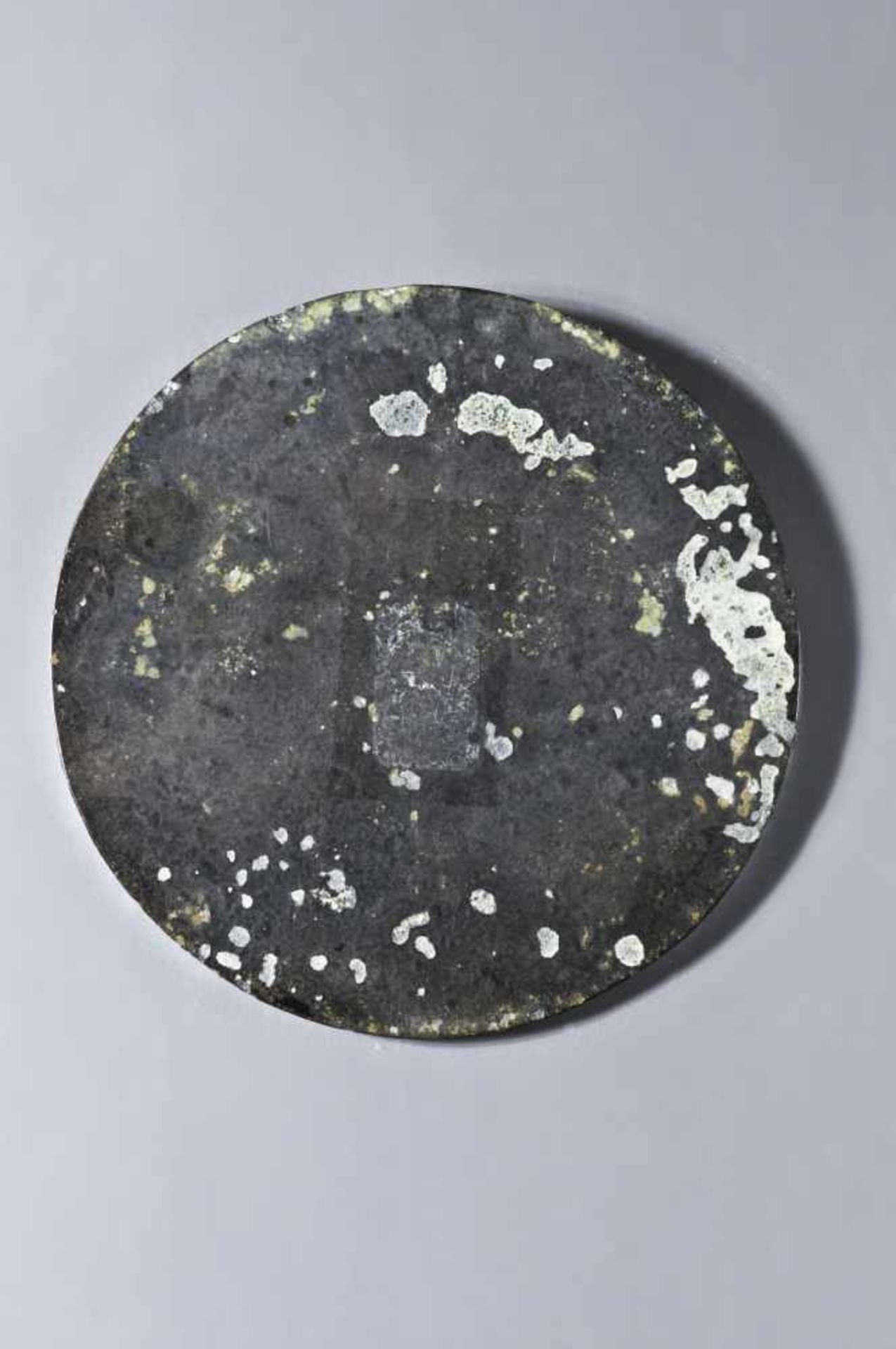 SMALL MIRROR WITH CLOUD DRAGONSBronzeChina, Han dynasty style, possibly laterOf circular form, the - Bild 2 aus 2