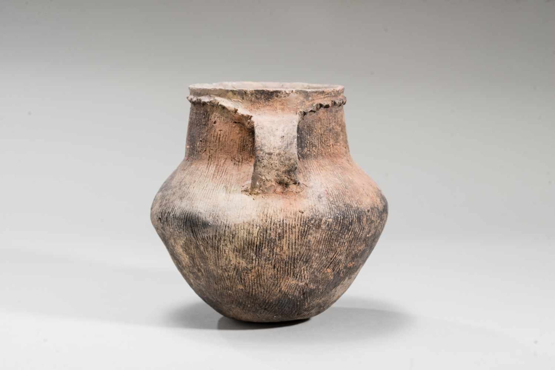 SMALL VESSEL WITH HANDLES - YANGSHAO CULTURETerracotaChina, Yangshao culture, Majiayao style, c. - Image 5 of 7