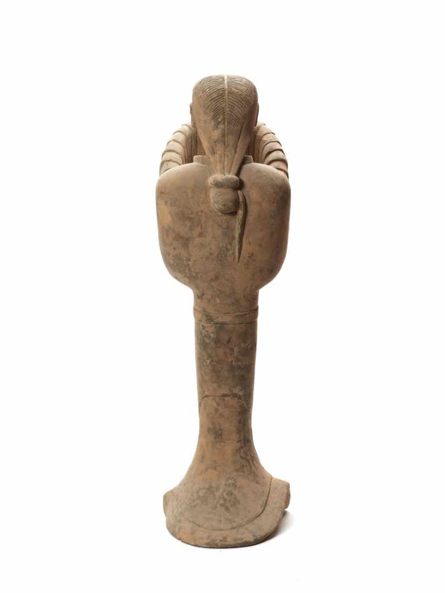 A HUGE CHINESE TANG-STYLE TERRACOTTA SCULPTURE OF A NOBLE LADYLow-fired terracotta with earthen - Bild 4 aus 6