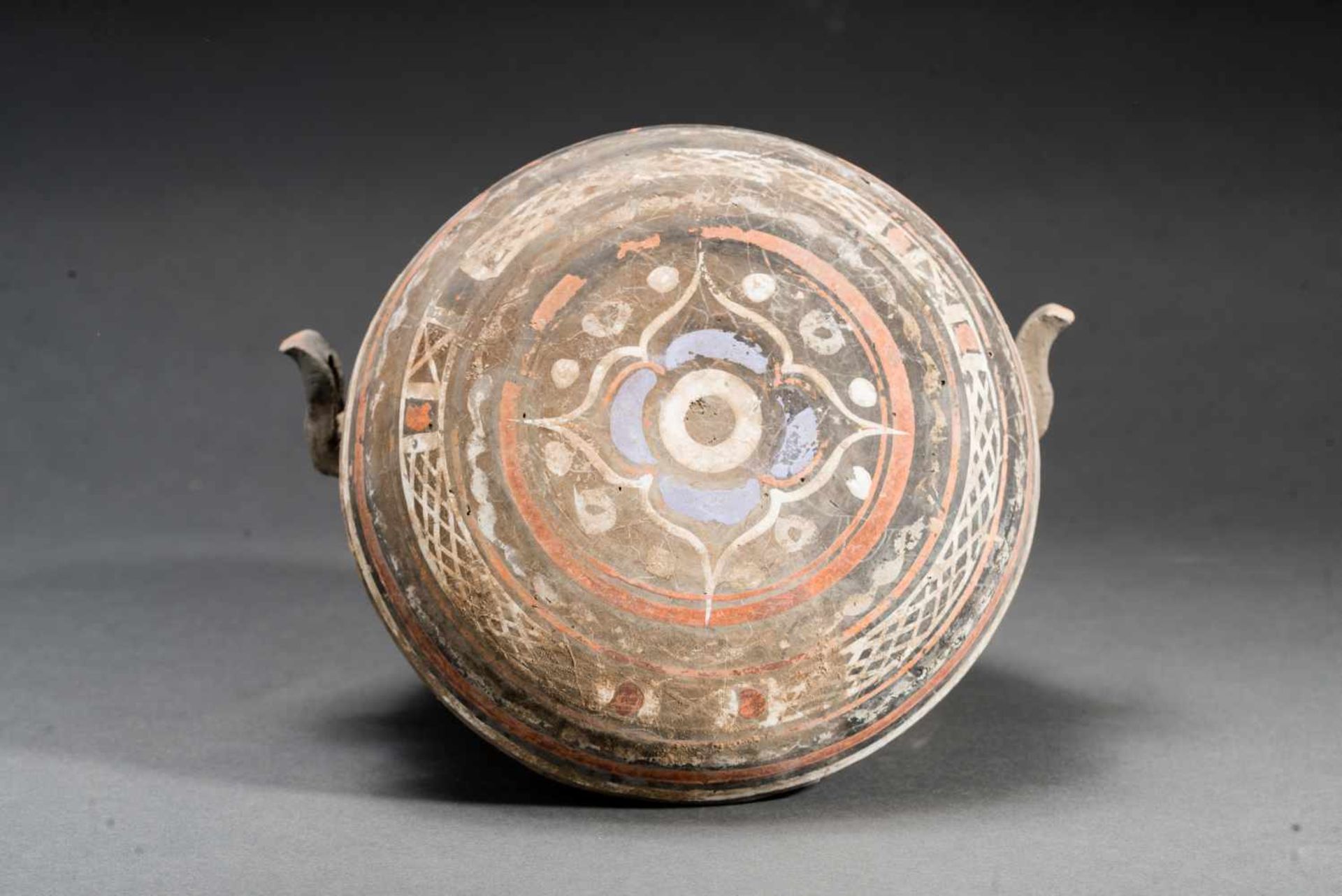 TRIPOD VESSEL WITH LIDTerracotta with original painting China, Western Han dynasty (206 BCE - 9 - Image 5 of 5