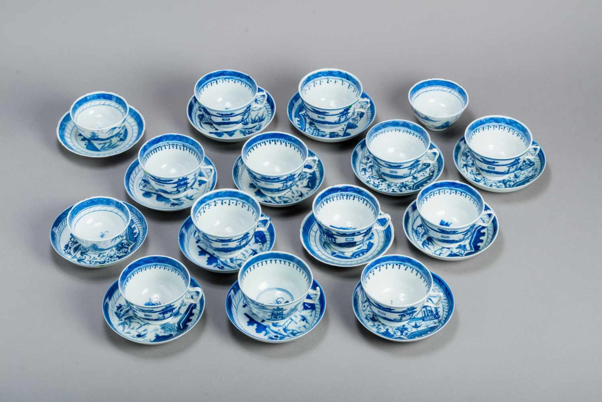A SET OF 15 BLUE AND WHITE CANTON TEACUPS AND 14 COASTERSBlue and white porcelainChina, Qing dynasty - Bild 2 aus 3