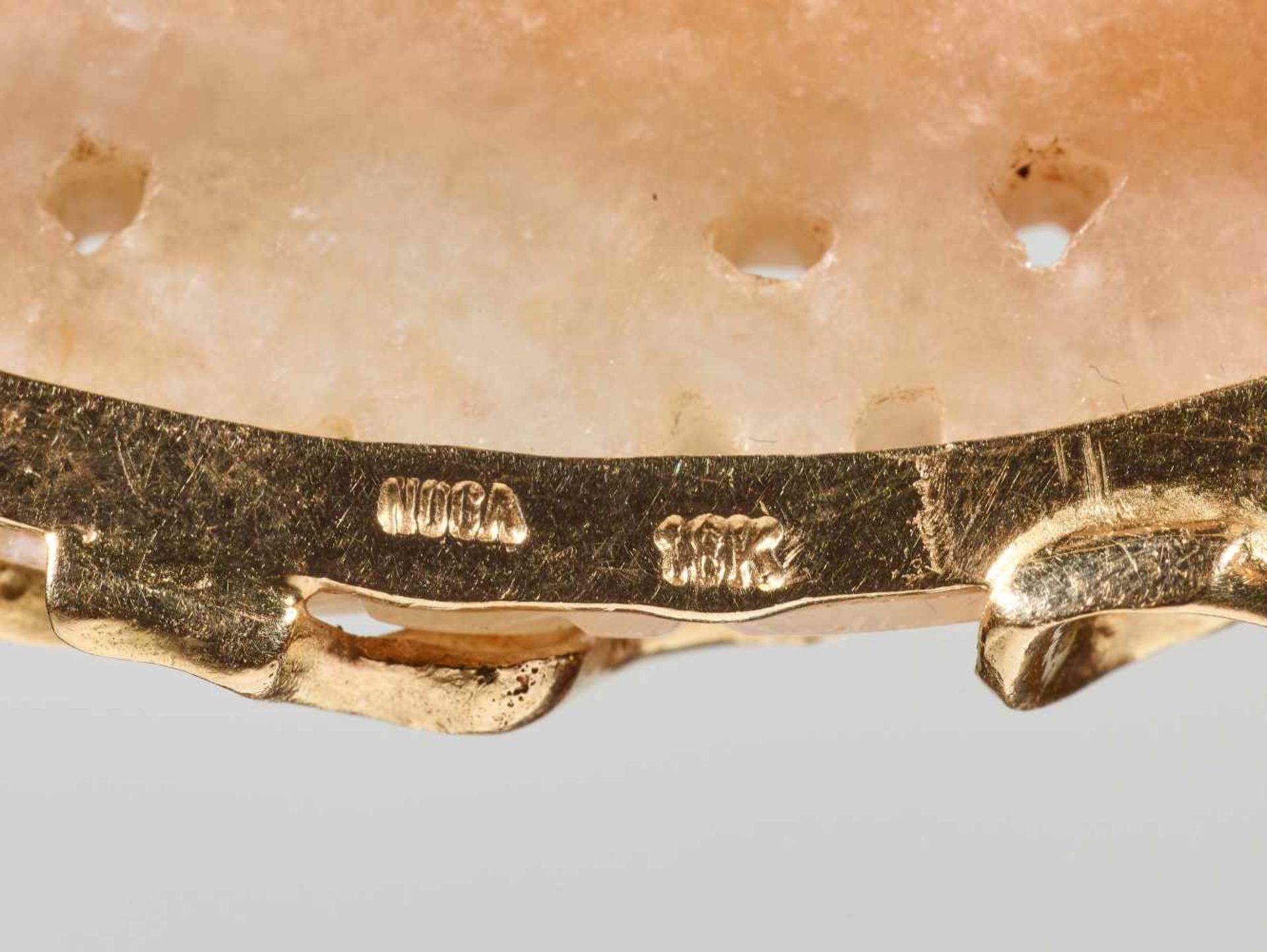 A RUSSET JADE 18 CARAT GOLD MOUNTED ‘TIBETAN DOG’ BROOCH, 20th CENTURYThe jade of even russet - Image 3 of 4