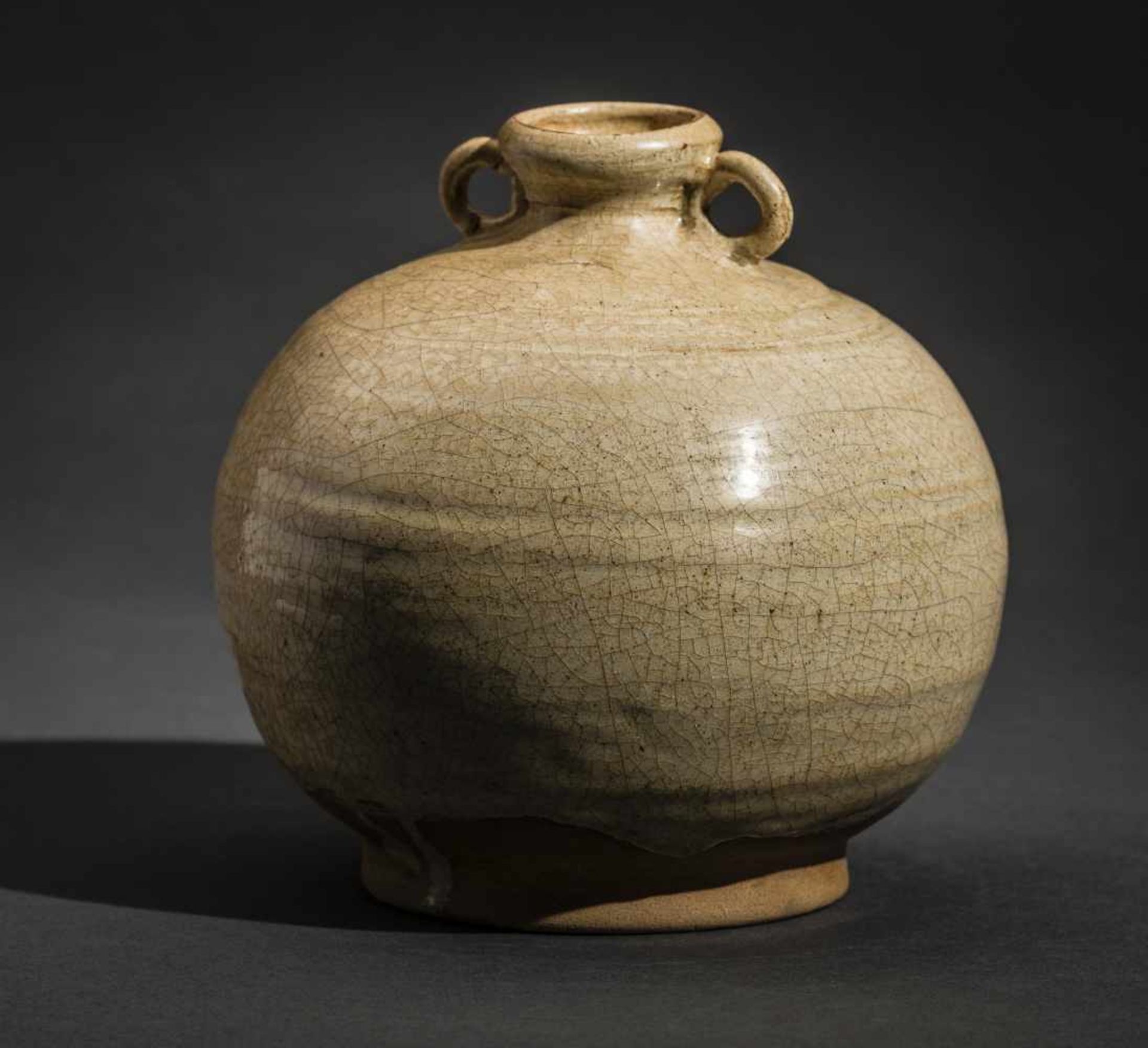 A SPHERICAL CONTAINER WITH LOOP HANDLESGlazed ceramicChina, Qing dynasty (1644-1911)Bright glaze - Bild 3 aus 4