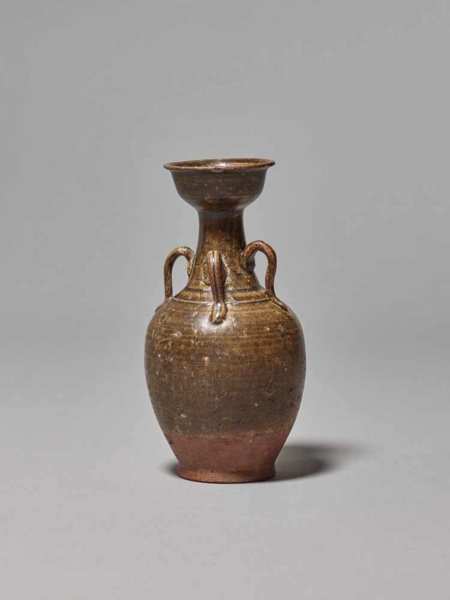 AN OLIVE-GREEN GLAZED CERAMIC BOTTLE VASE, TANG DYNASTYThe vessel sturdily potted, with four - Bild 3 aus 6