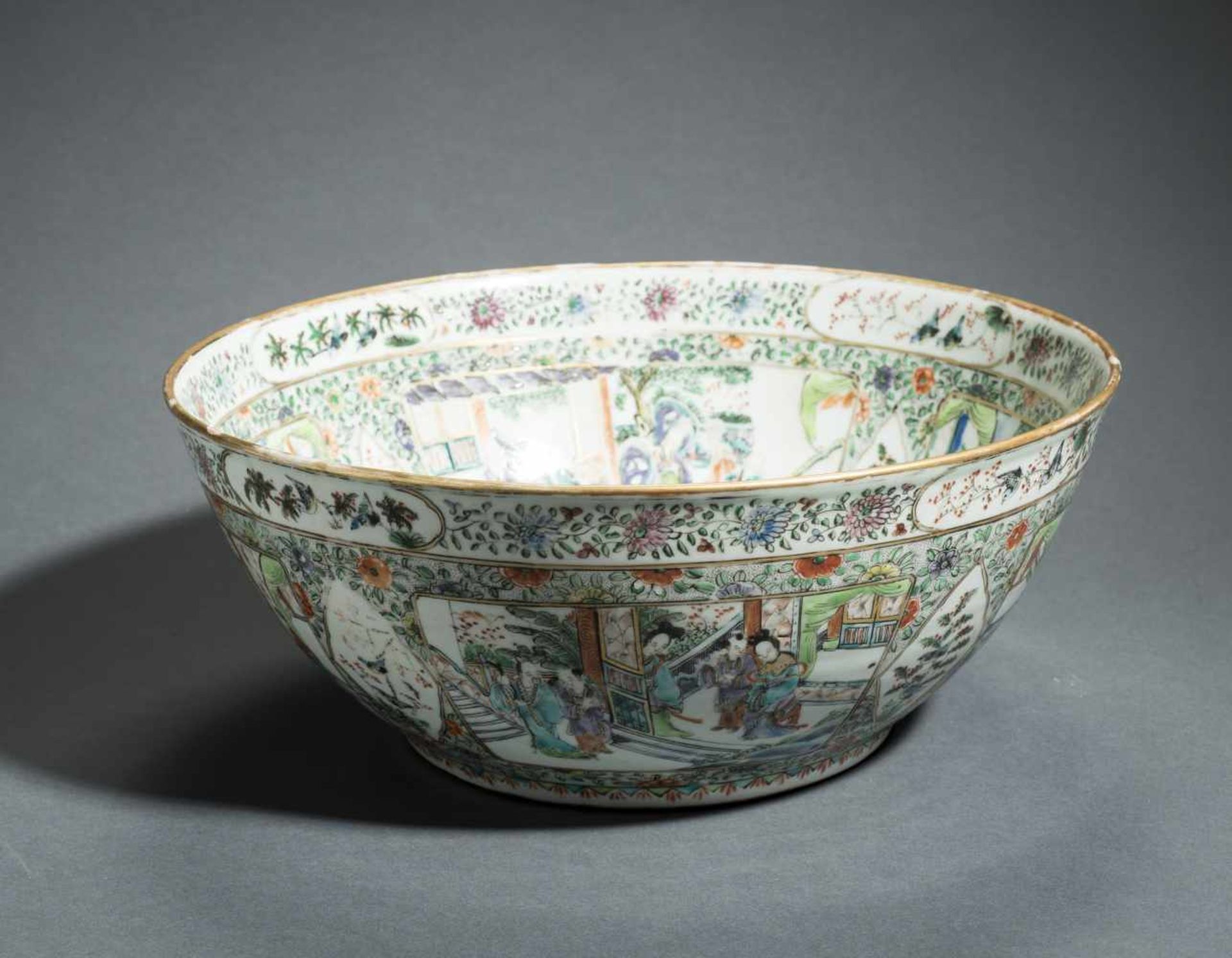 A LARGE PORCELAIN BOWLPorcelain with enamel painting and goldChina, Qing dynasty (1644-1912), 19th - Bild 2 aus 7