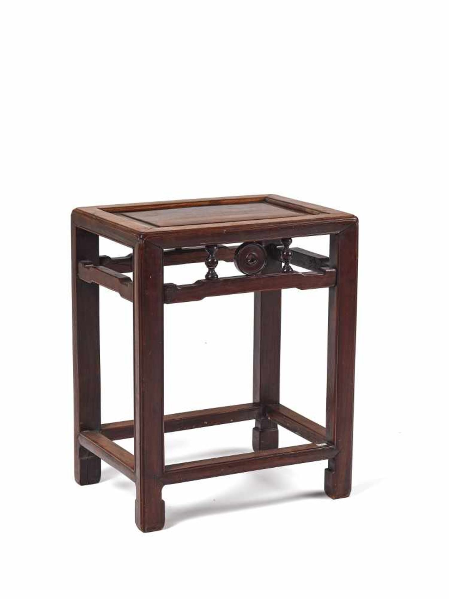 A CHINESE HARDWOOD SIDE TABLE, LATE QING DYNASTYHardwood, possibly Hongmu, with fine openwork - Bild 4 aus 4