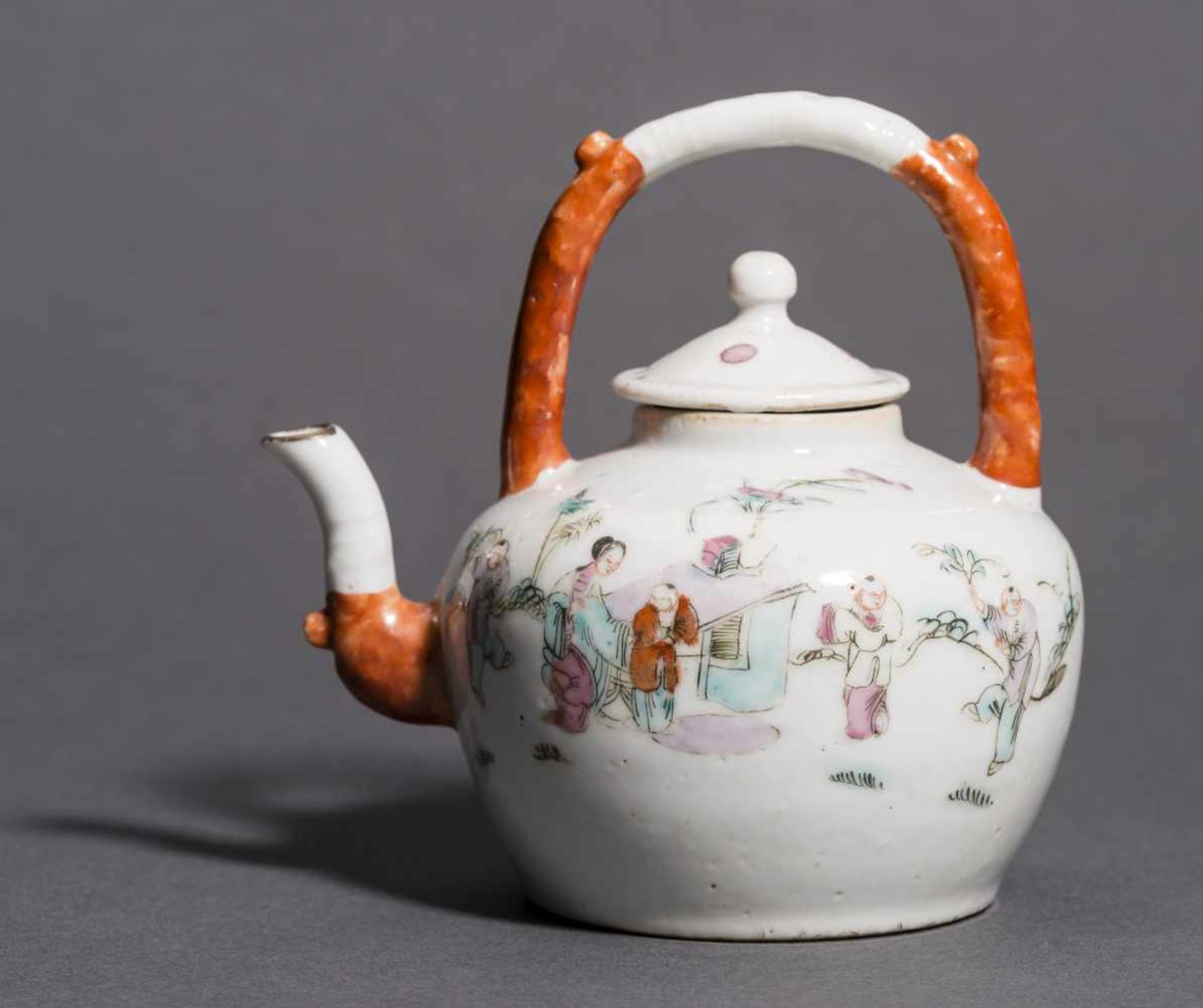 A SMALL PORCELAIN POT WITH LADIES, SERVANTS AND BOYSPorcelain and enamel colorsChina, Qing