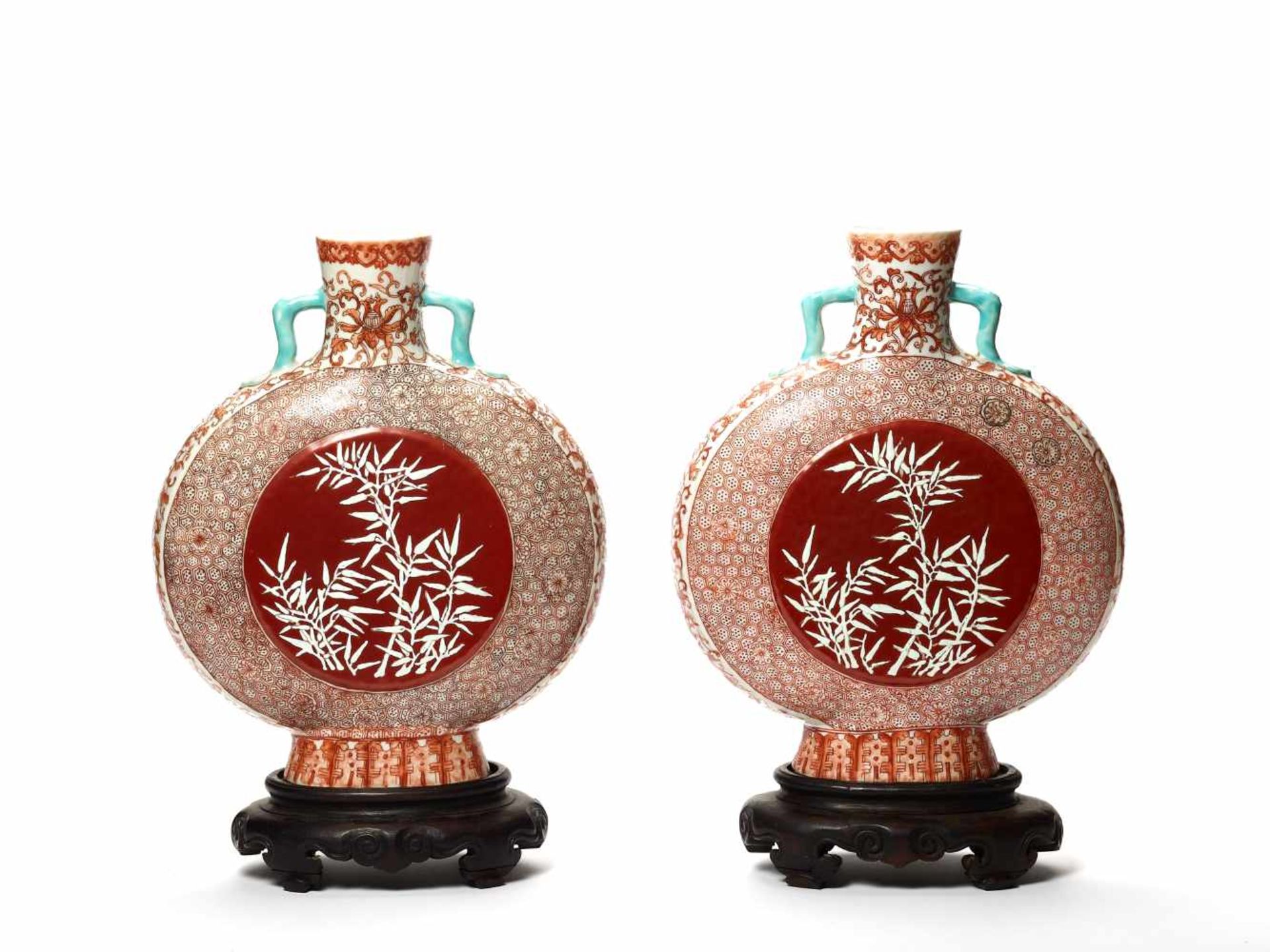 A PAIR OF ‘BAMBOO’ MOONFLASK VASESPainted in iron red above the glaze, the bamboo in white - Bild 2 aus 4