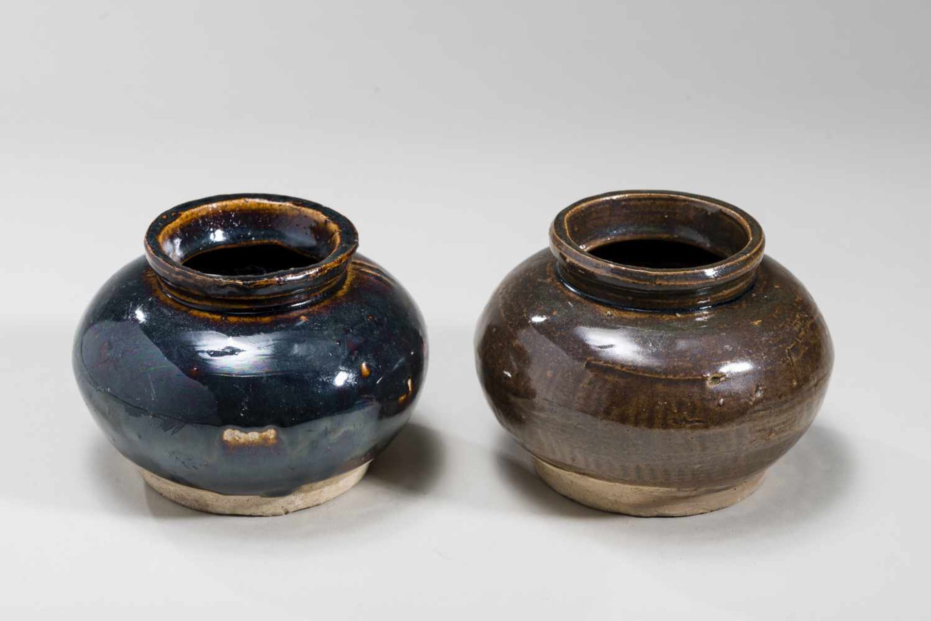TWO GLAZED POTS – PRESUMABLY TANG DYNASTYGlazed ceramicChina, Tang dynasty (618 - 907) or later - Bild 4 aus 7