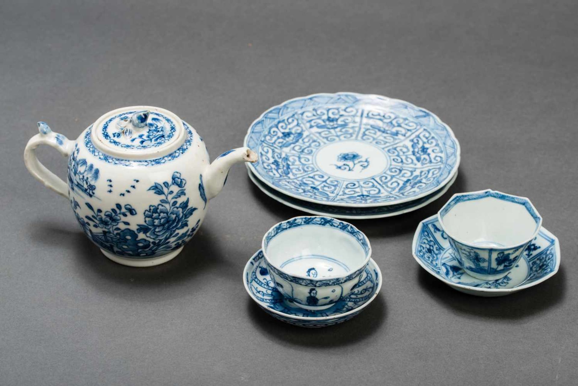 A SMALL TEAPOT WITH GARDEN SCENE, TWO SMALL BOWLS WITH SAUCERS AND TWO DESSERT PLATESBlue and - Bild 3 aus 5