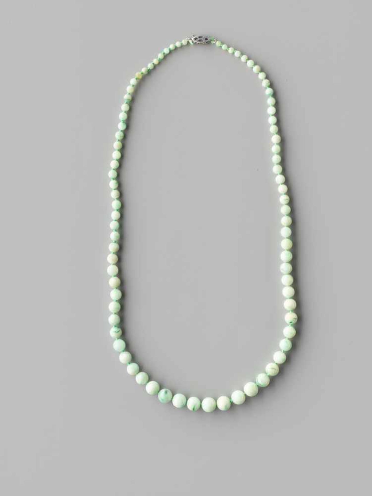 A MINT GREEN JADEITE NECKLACE, 82 BEADS, QING DYNASTYNatural, predominantly mint color, with few - Bild 2 aus 4