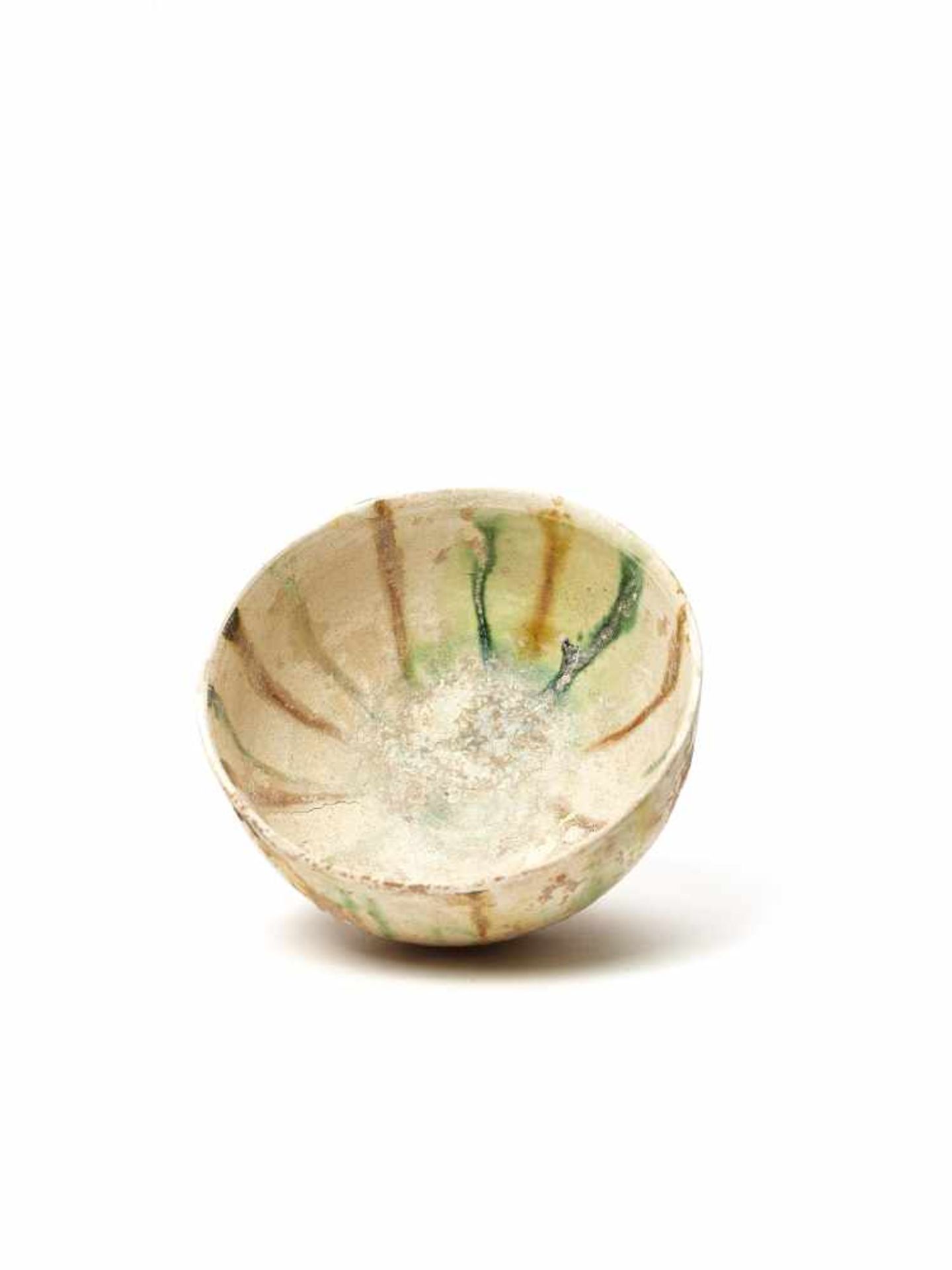 A RARE SANCAI ‘LACRIMA’ BOWL, TANG DYNASTYThe bowl with an unusual multicolored ‘tears’ glaze, - Image 3 of 4
