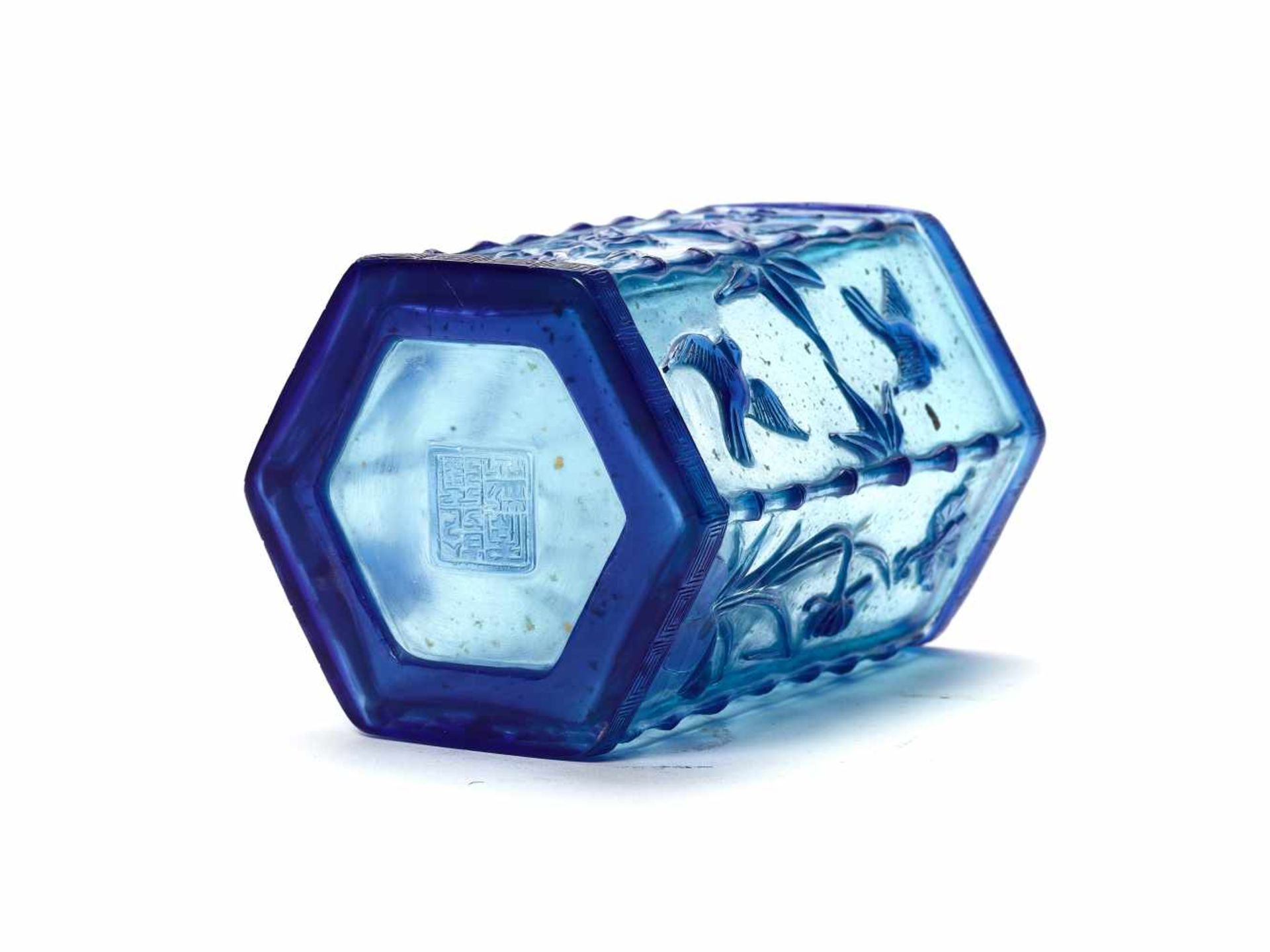 A CARVED HEXAGONAL BLUE OVERLAY GLASS BRUSH POT, QING DYNASTYTranslucent sapphire-blue overlay - Bild 5 aus 5