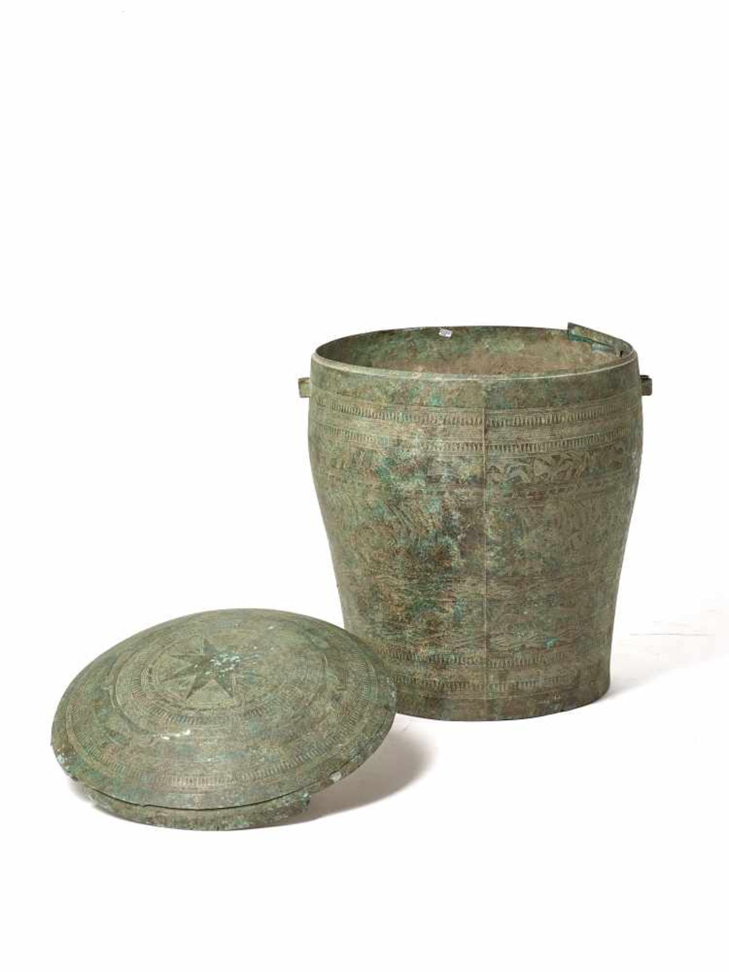 A LARGE AND RARE BRONZE FOOD STORAGE VESSEL, SONG DYNASTYBoth the vessel and the lid are decorated - Bild 2 aus 4