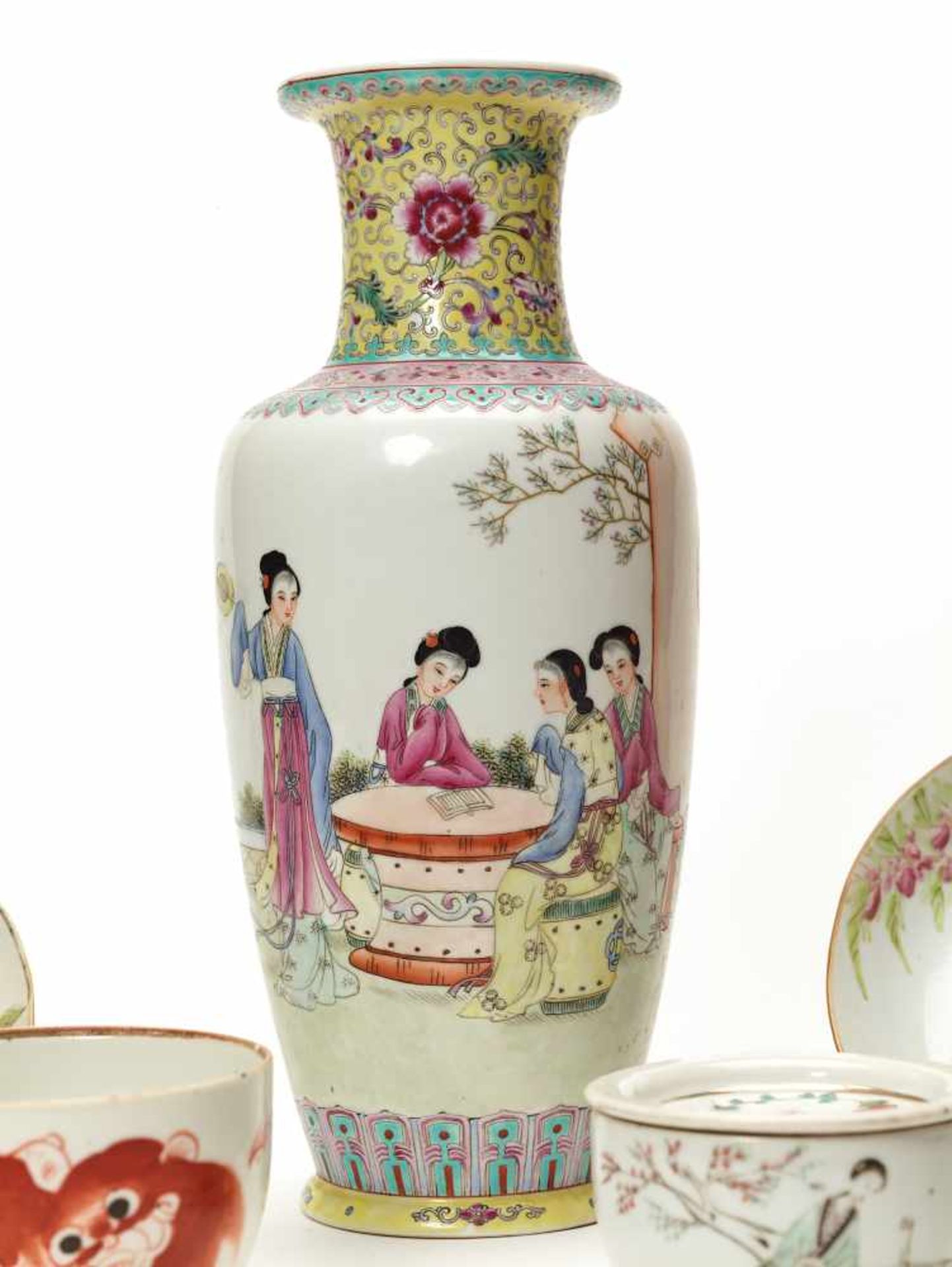 A GROUP OF CHINESE PORCELAIN OBJECTS, REPUBLIC PERIODPorcelain, hand-paintedChina, Republic - Bild 6 aus 7