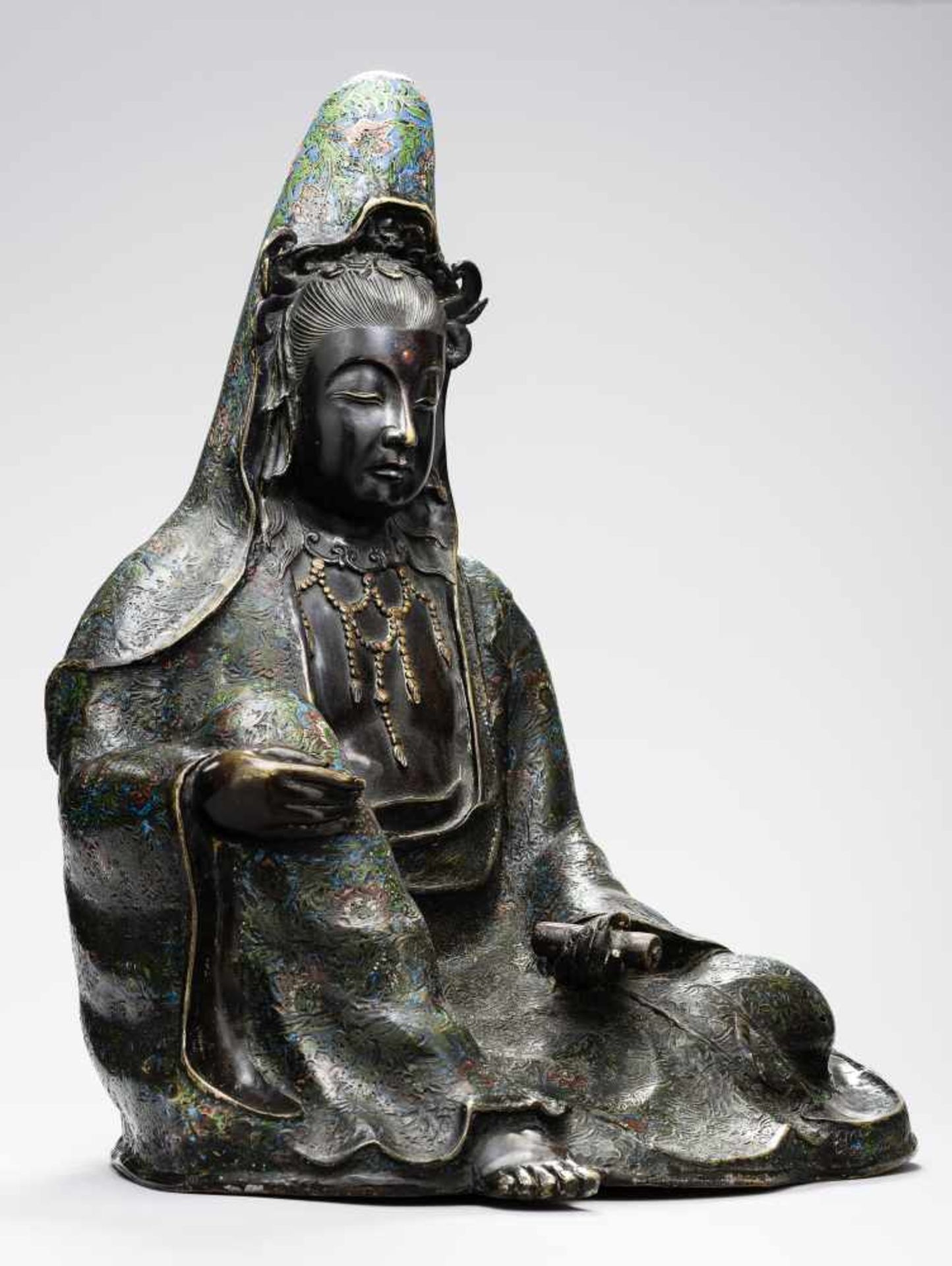 A BRONZE SCULPTURE OF A SEATED GUANYINBronzeChina, Qing dynasty (1644-1912), 19th centuryRare, large - Bild 3 aus 5