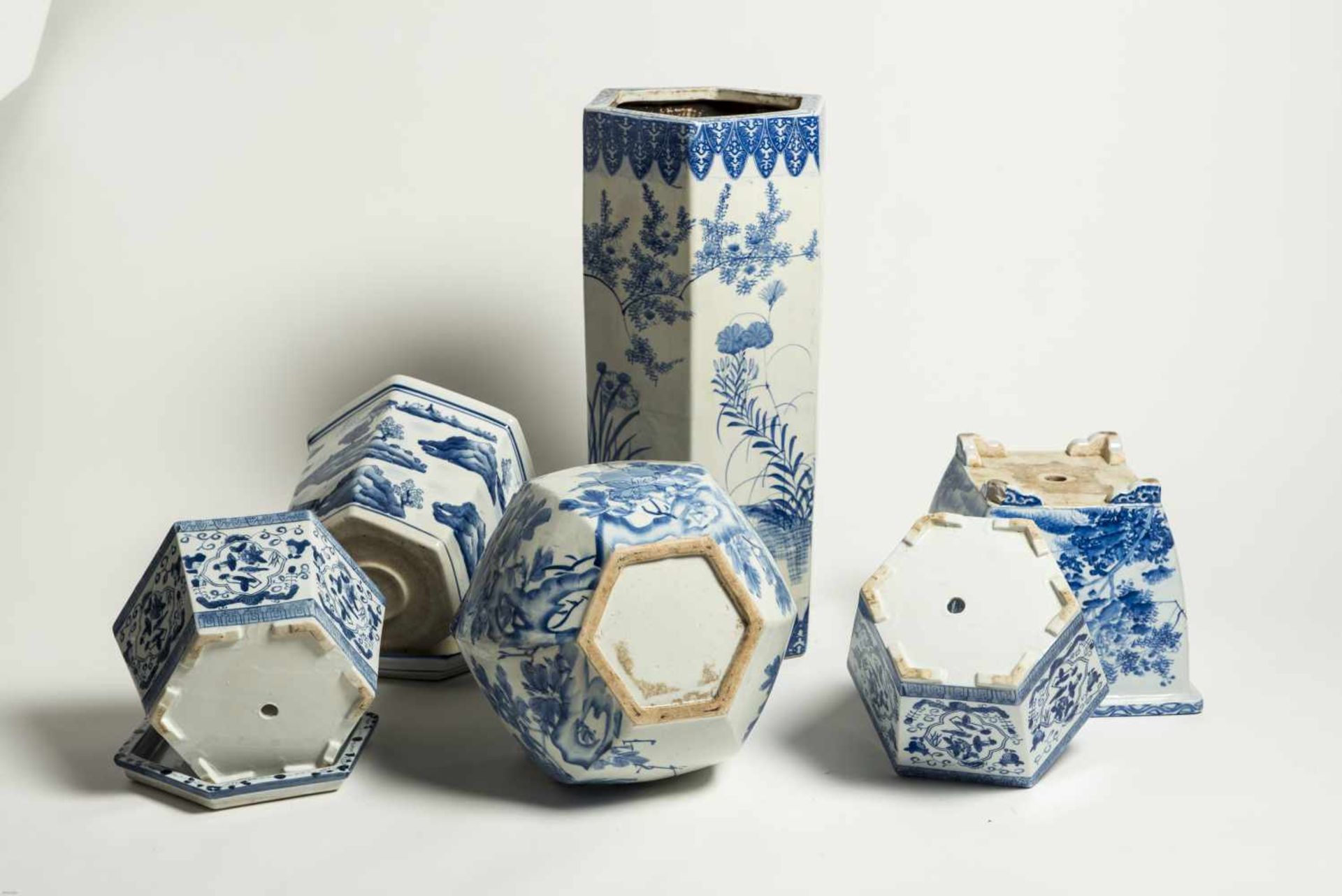 A GROUP OF FIVE BLUE AND WHITE POCELAIN VESSELS – 20th CENTURYBlue and white porcelainChina, 20th - Bild 2 aus 2