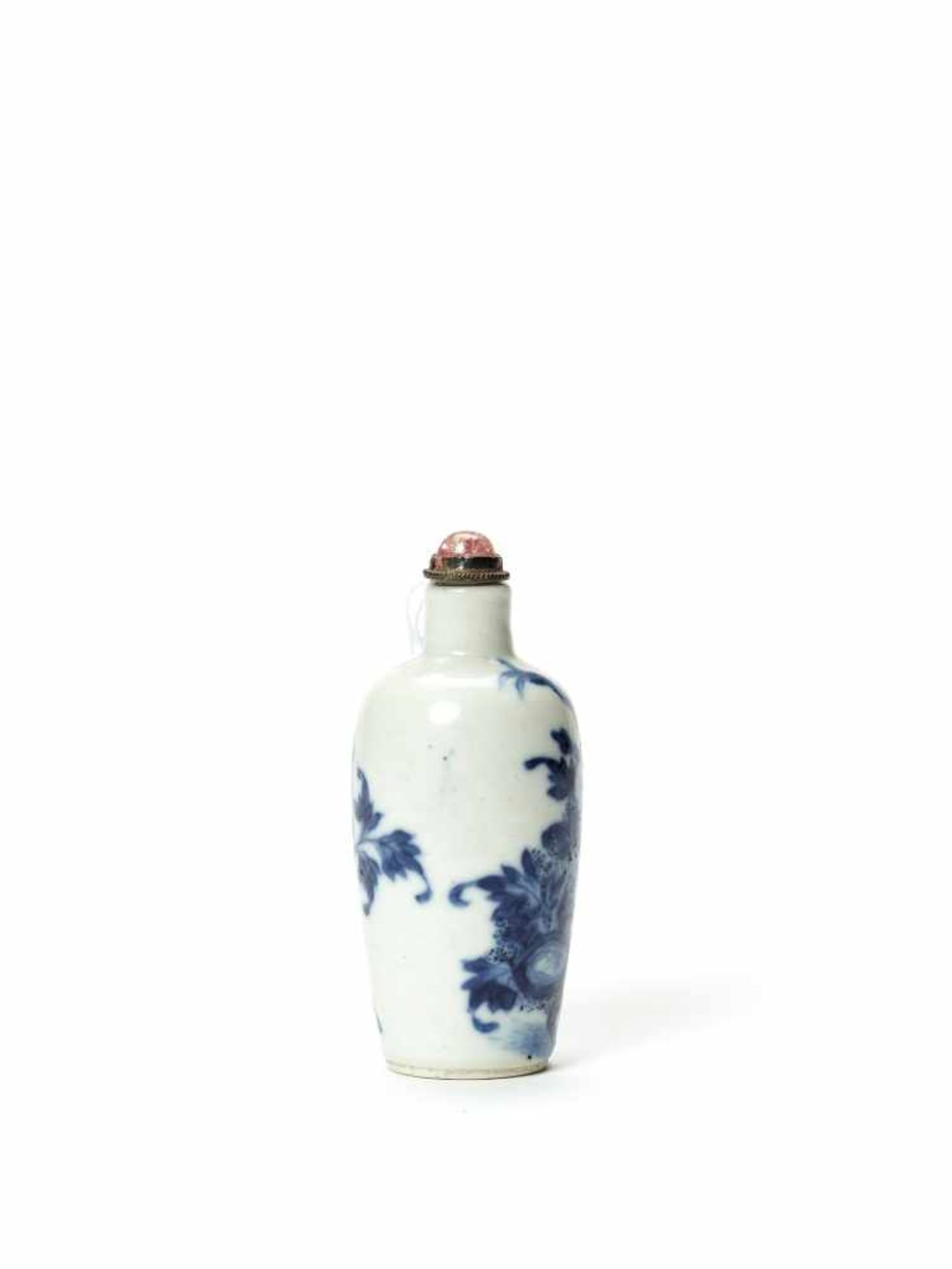 A DAOGUANG PERIOD BLUE AND WHITE ‘CHRYSANTHEMUM’ PORCELAIN SNUFF BOTTLEPorcelainChina, Daoguang - Image 2 of 3