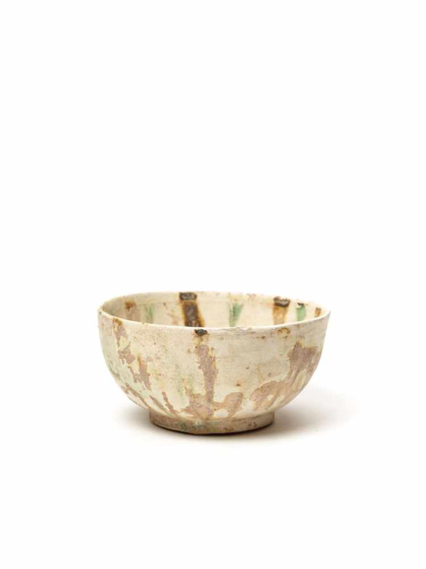 A RARE SANCAI ‘LACRIMA’ BOWL, TANG DYNASTYThe bowl with an unusual multicolored ‘tears’ glaze, - Bild 2 aus 4