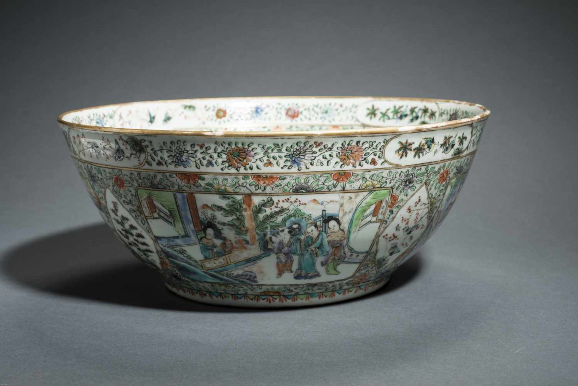 A LARGE PORCELAIN BOWLPorcelain with enamel painting and goldChina, Qing dynasty (1644-1912), 19th - Bild 5 aus 7