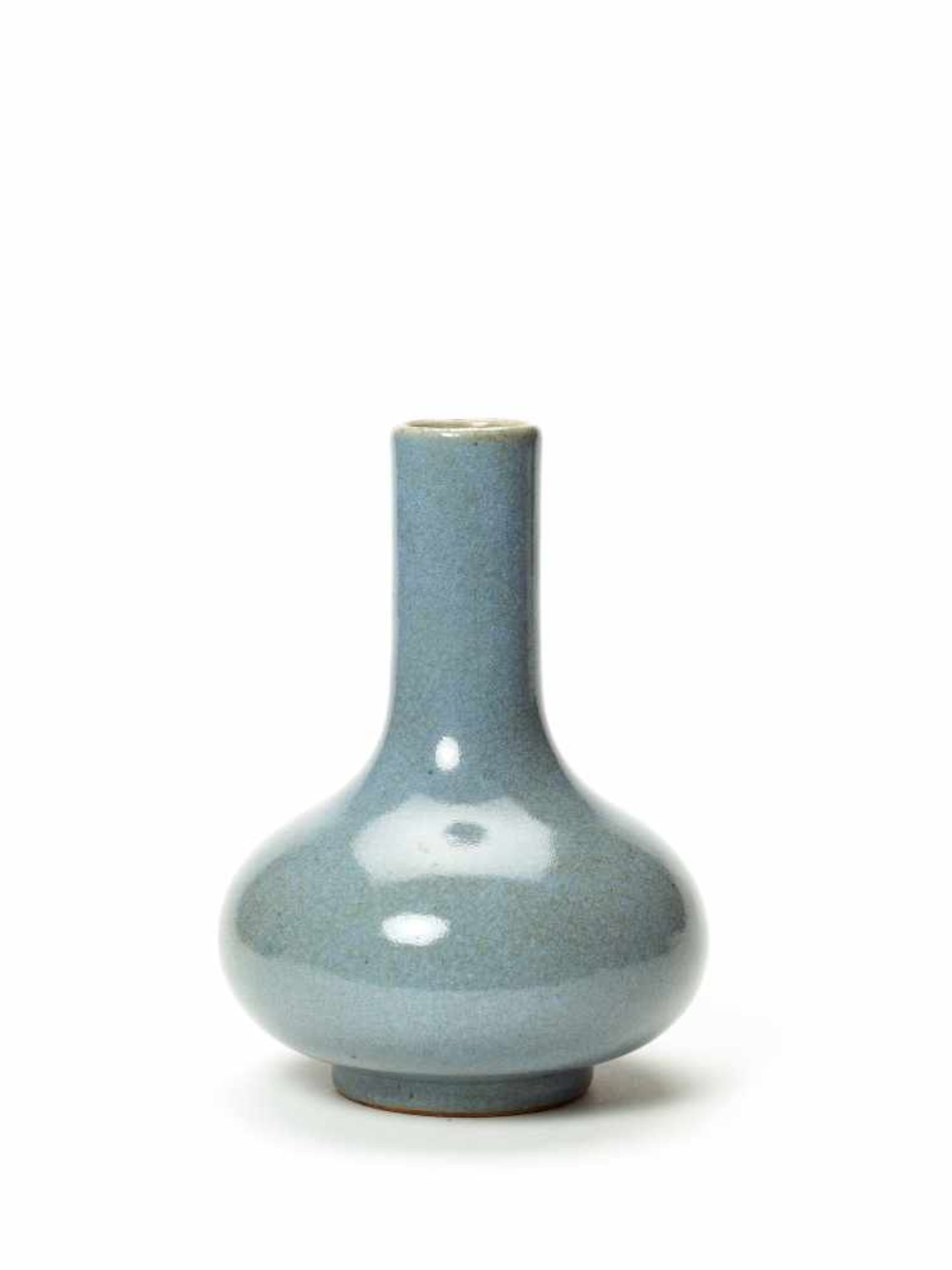 A PORCELAIN MOTTLED BLUE GLAZED VASE, QING DYNASTYPorcelainChina, Qing dynastyThe vase with a - Bild 3 aus 4