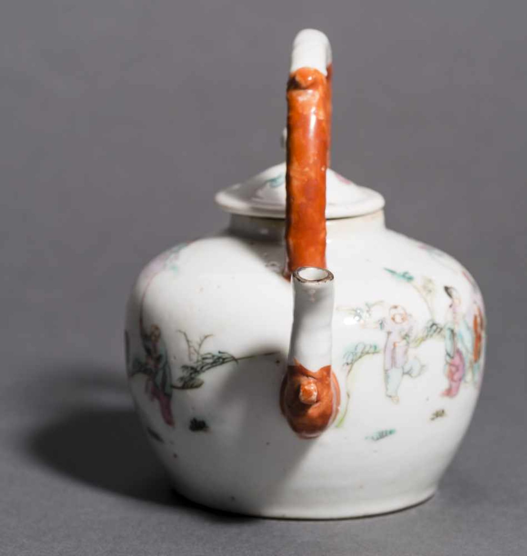 A SMALL PORCELAIN POT WITH LADIES, SERVANTS AND BOYSPorcelain and enamel colorsChina, Qing - Bild 6 aus 6