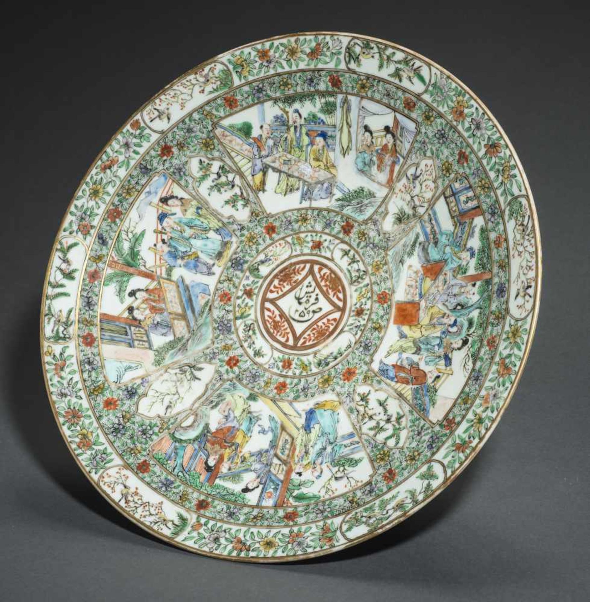LARGE PLATE WITH SCHOLARS AND GARDEN DEPICTIONSPorcelain with enamel painting and goldChina, Qing - Bild 4 aus 4