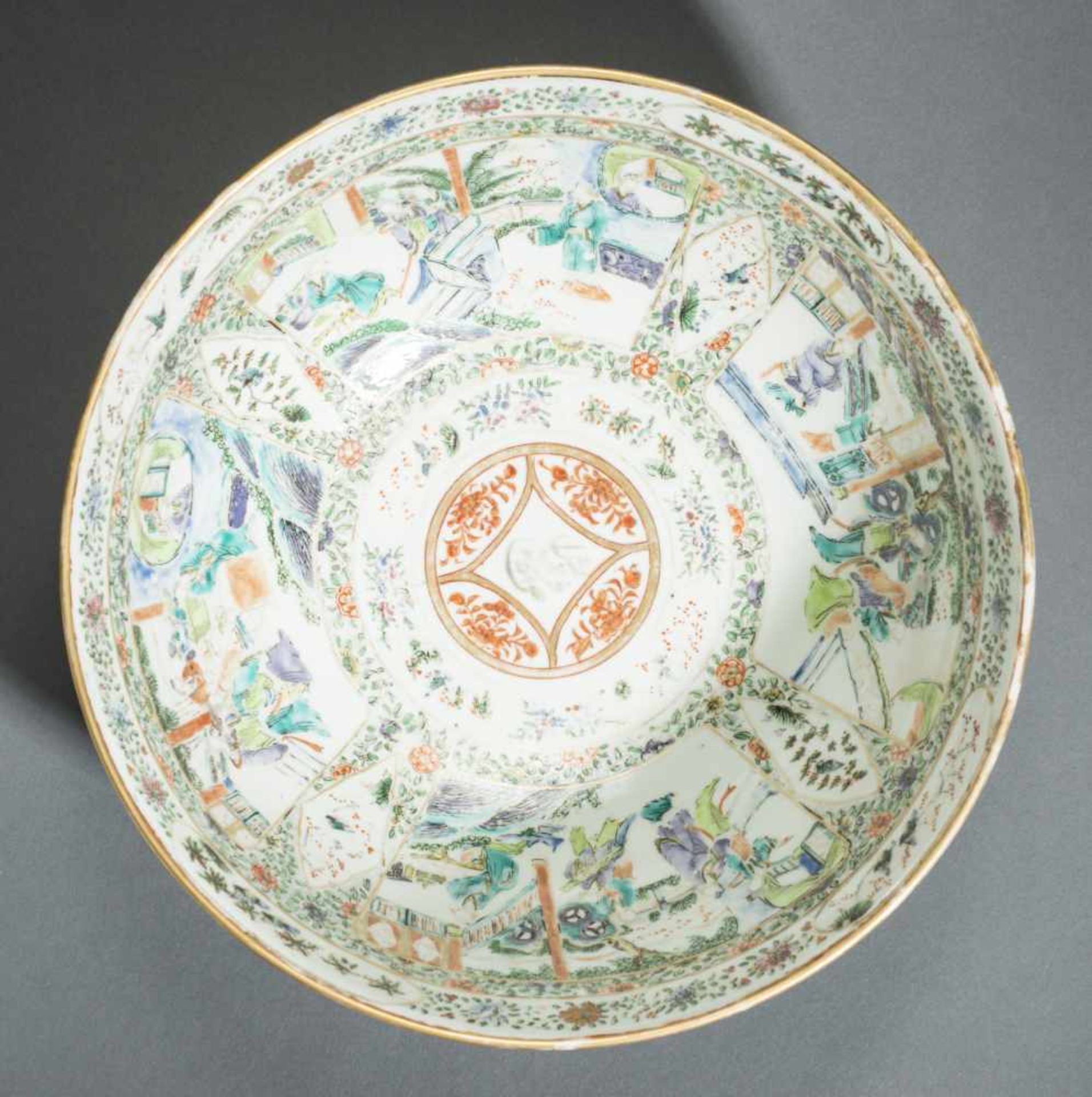 A LARGE PORCELAIN BOWLPorcelain with enamel painting and goldChina, Qing dynasty (1644-1912), 19th - Bild 6 aus 7