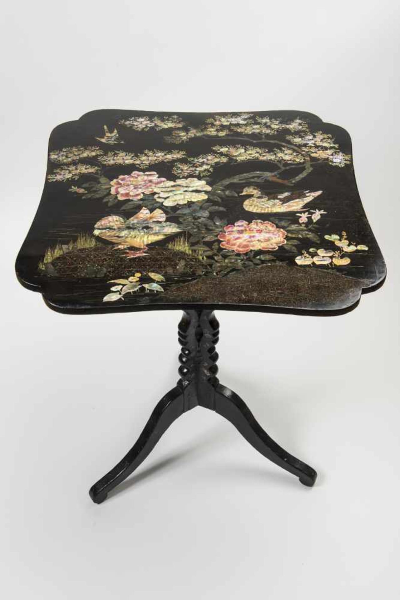 GAME TABLE WITH MANDARINE DUCK AND PEONIESLacquer and inlay technique Chinese style, France, 19th - Bild 2 aus 4