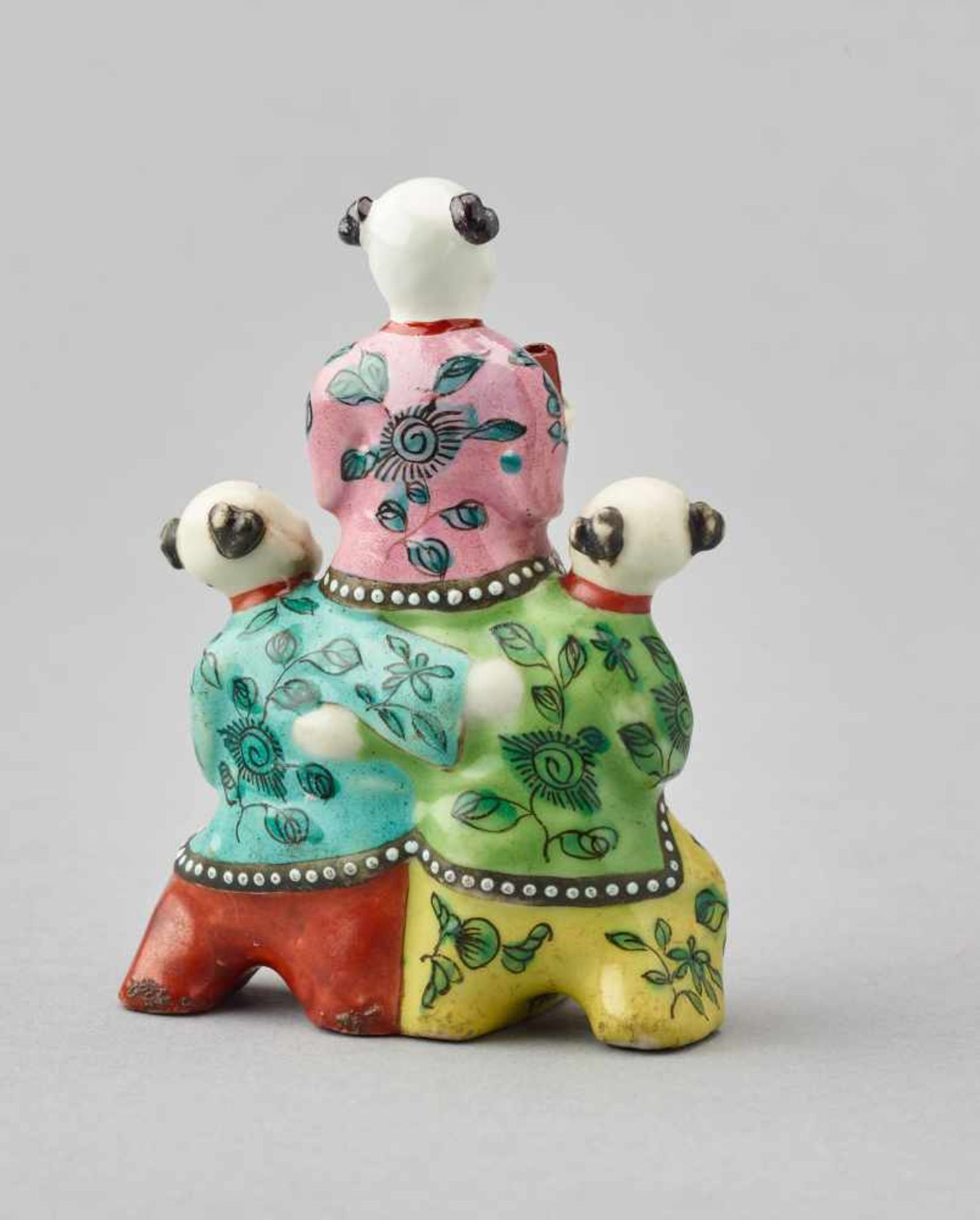 A DELICATE FAMILLE ROSE PORCELAIN GROUP OF CHILDREN, QING DYNASTYPorcelain with overglaze enamels - Bild 5 aus 6