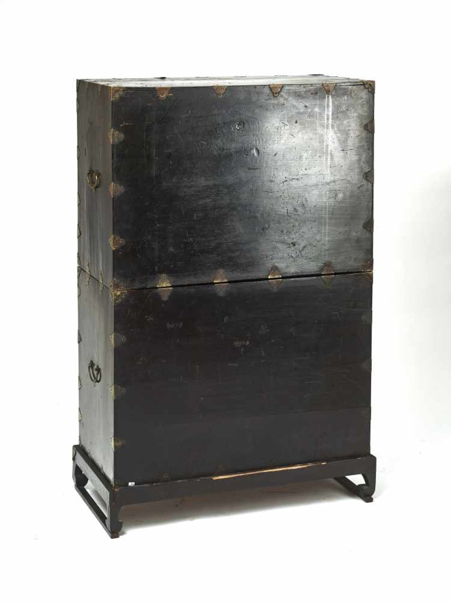 A KOREAN PORTABLE ‘DOUBLE’ CABINET, 19th CENTURYSolid wood with good patina and fully original brass - Bild 6 aus 6