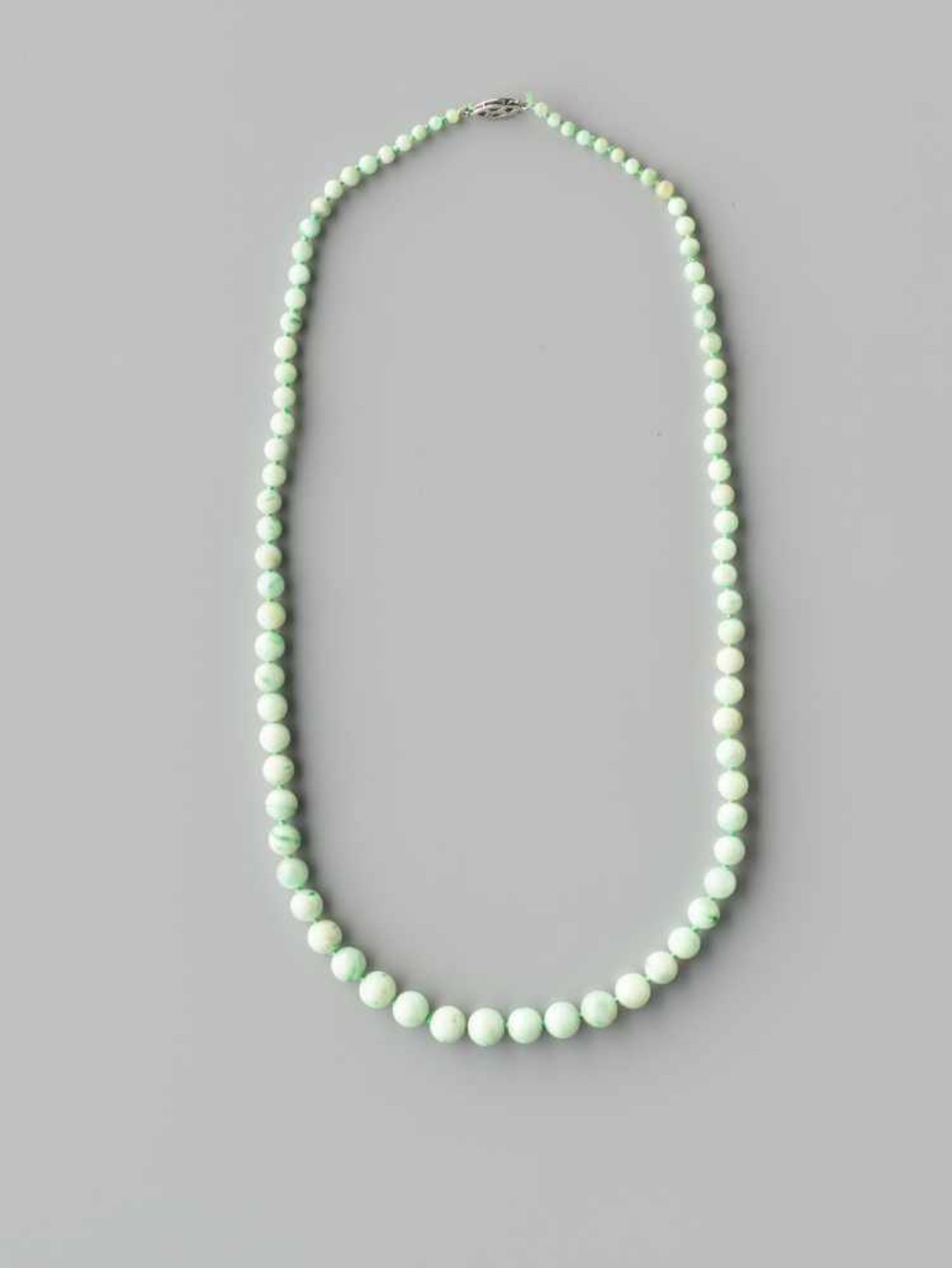 A MINT GREEN JADEITE NECKLACE, 82 BEADS, QING DYNASTYNatural, predominantly mint color, with few