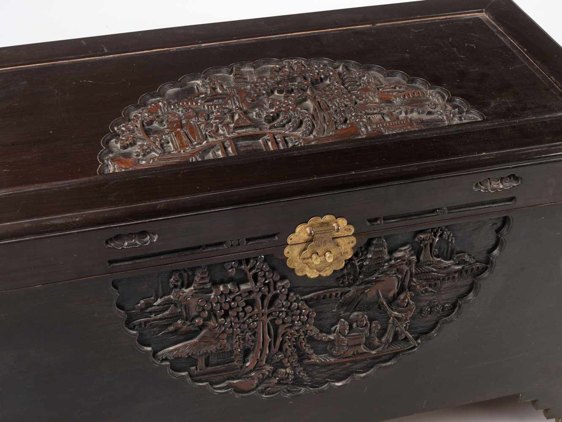 A LARGE CHINESE HARDWOOD CHEST, LATE QING DYNASTY – REPUBLIC PERIODCarved from solid hardwood, - Bild 3 aus 5