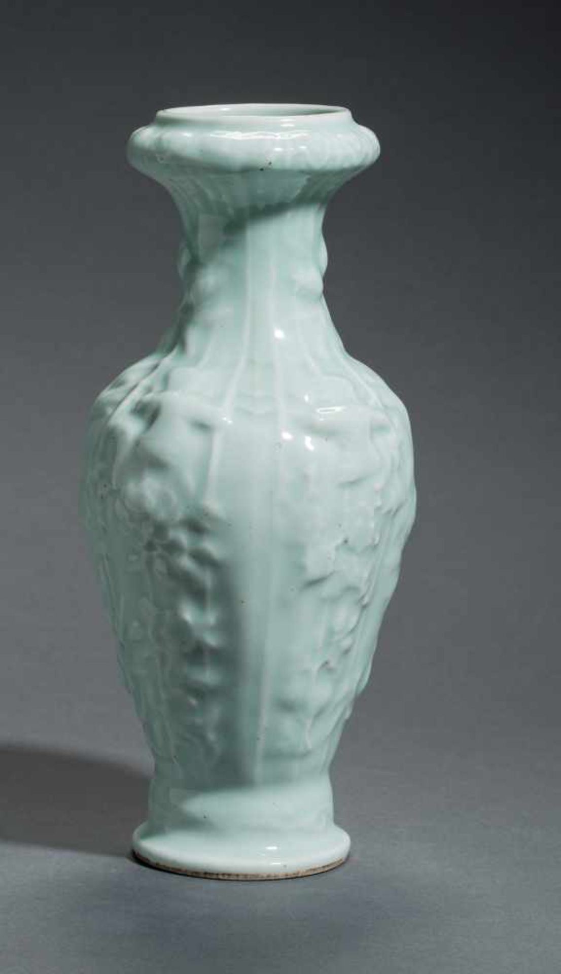 A LONGQUAN GLAZED VASE WITH HIGH RELIEFGlazed ceramic China, 20th century An attractive and - Bild 2 aus 3