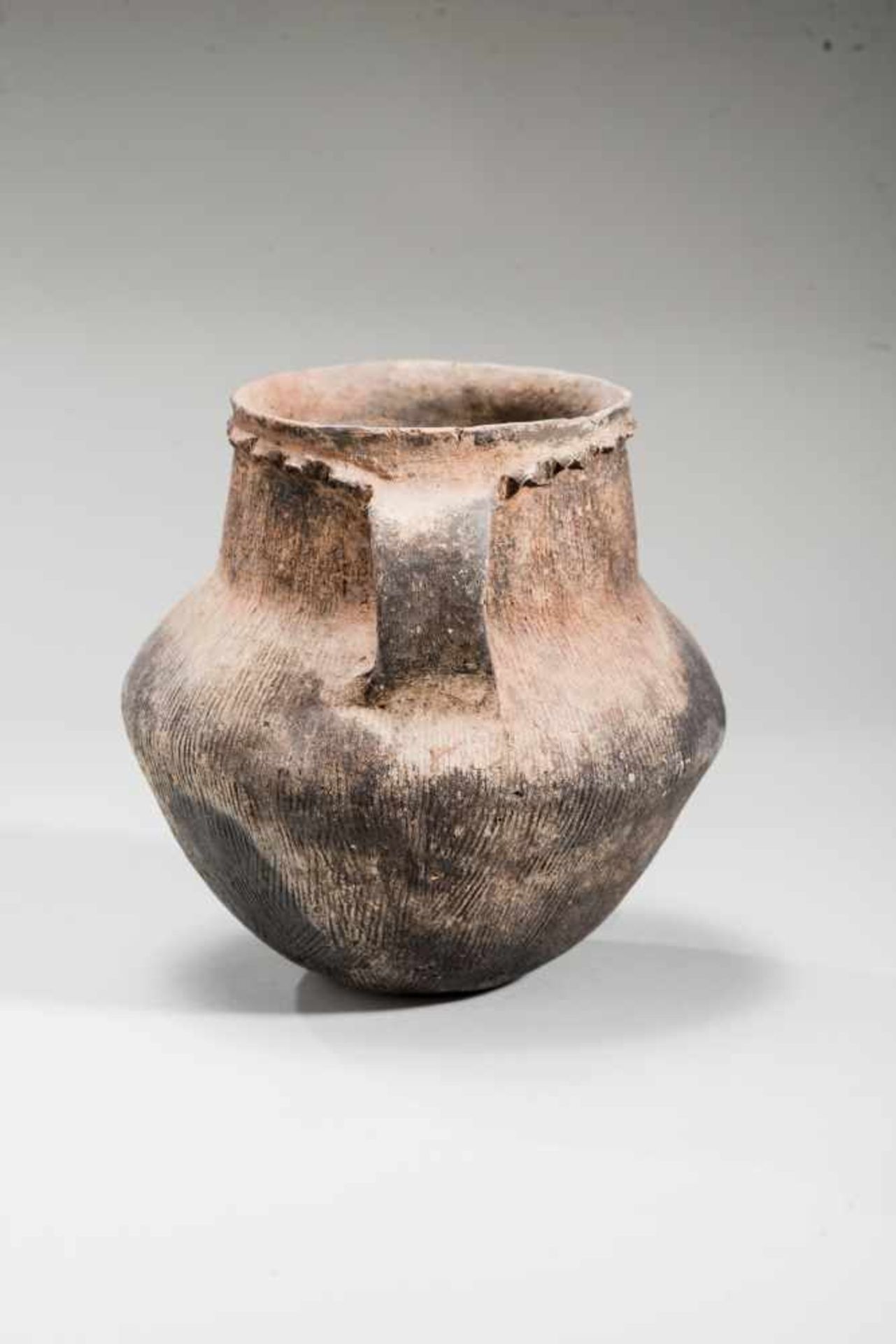SMALL VESSEL WITH HANDLES - YANGSHAO CULTURETerracotaChina, Yangshao culture, Majiayao style, c. - Image 3 of 7